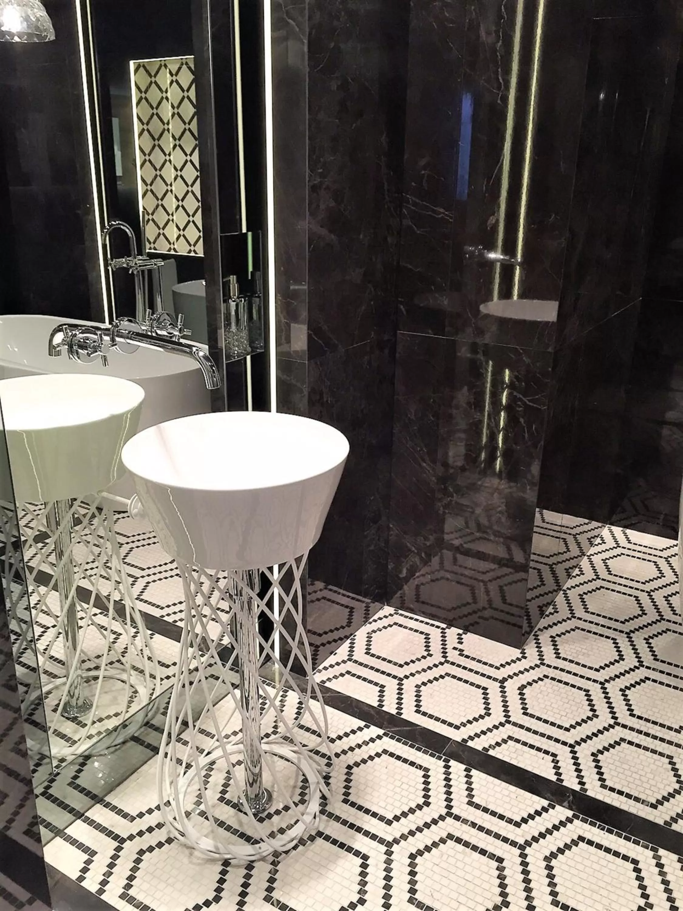 Bathroom in Luxury Apartments MONDRIAN Market Square II