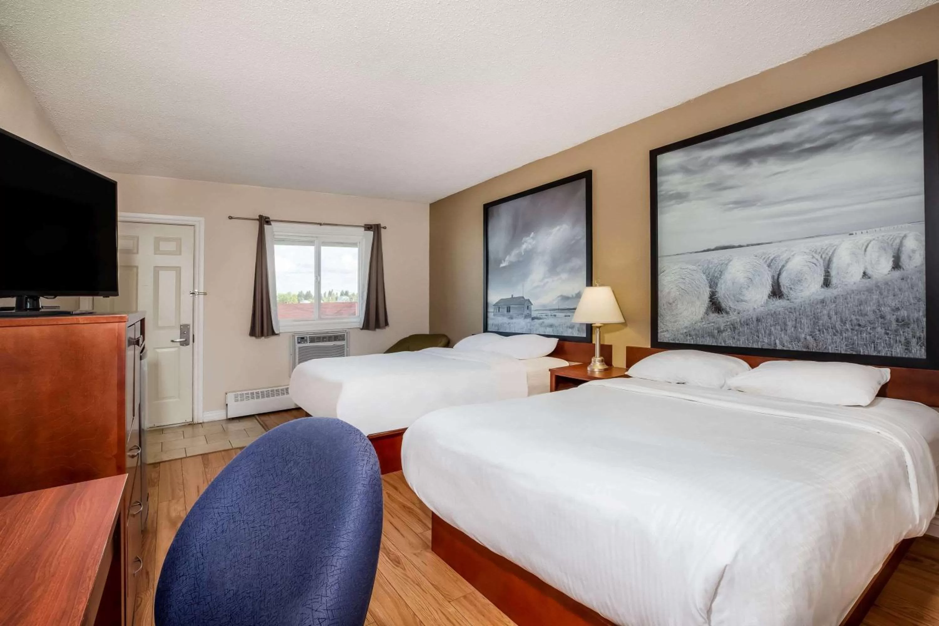 Photo of the whole room, Bed in Super 8 by Wyndham Smoky Lake