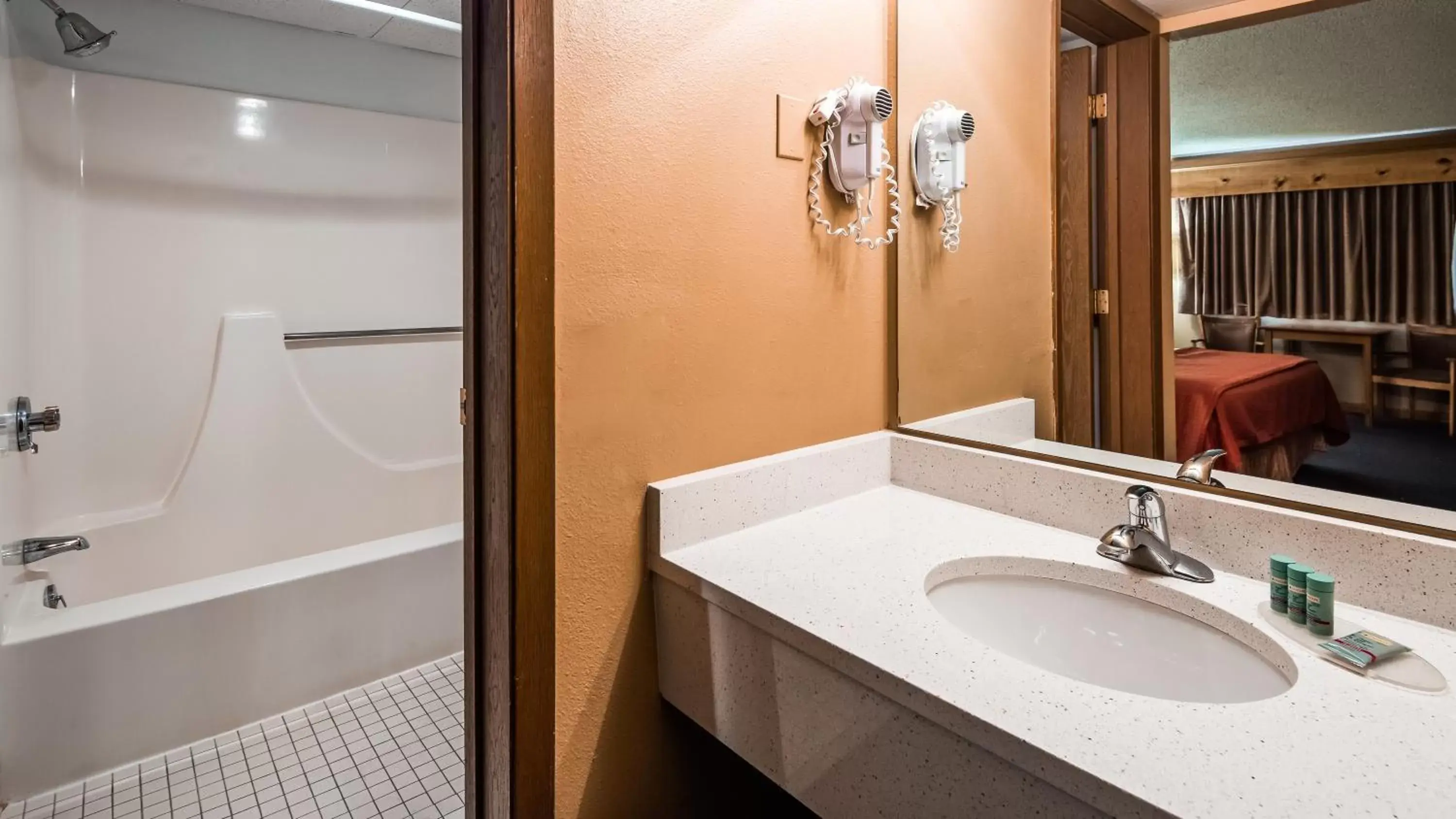 Bathroom in Deadwood Miners Hotel & Restaurant