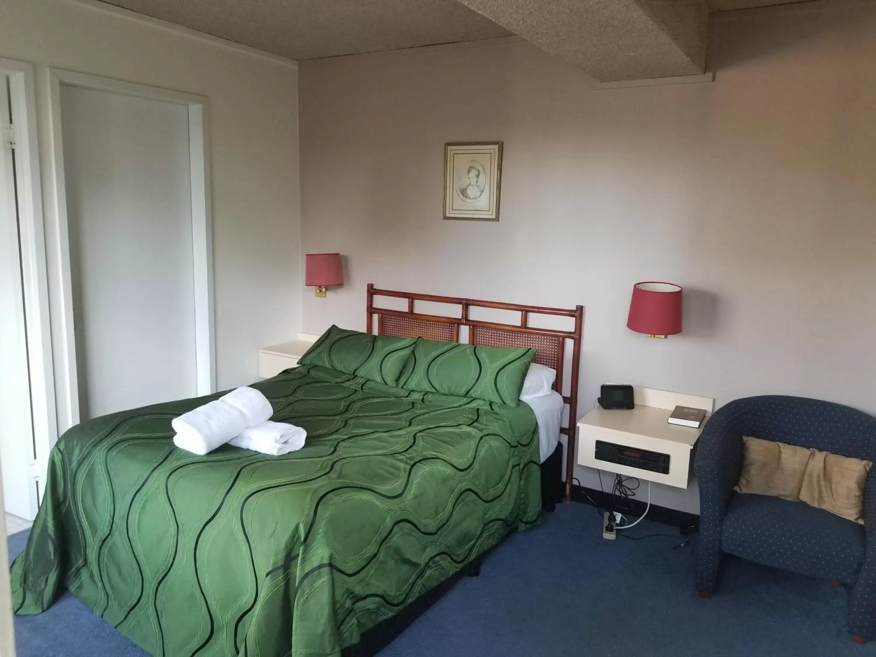 Budget Double Room - single occupancy in Raceways Motel Budget Double Room - single occupancy in Raceways Motel