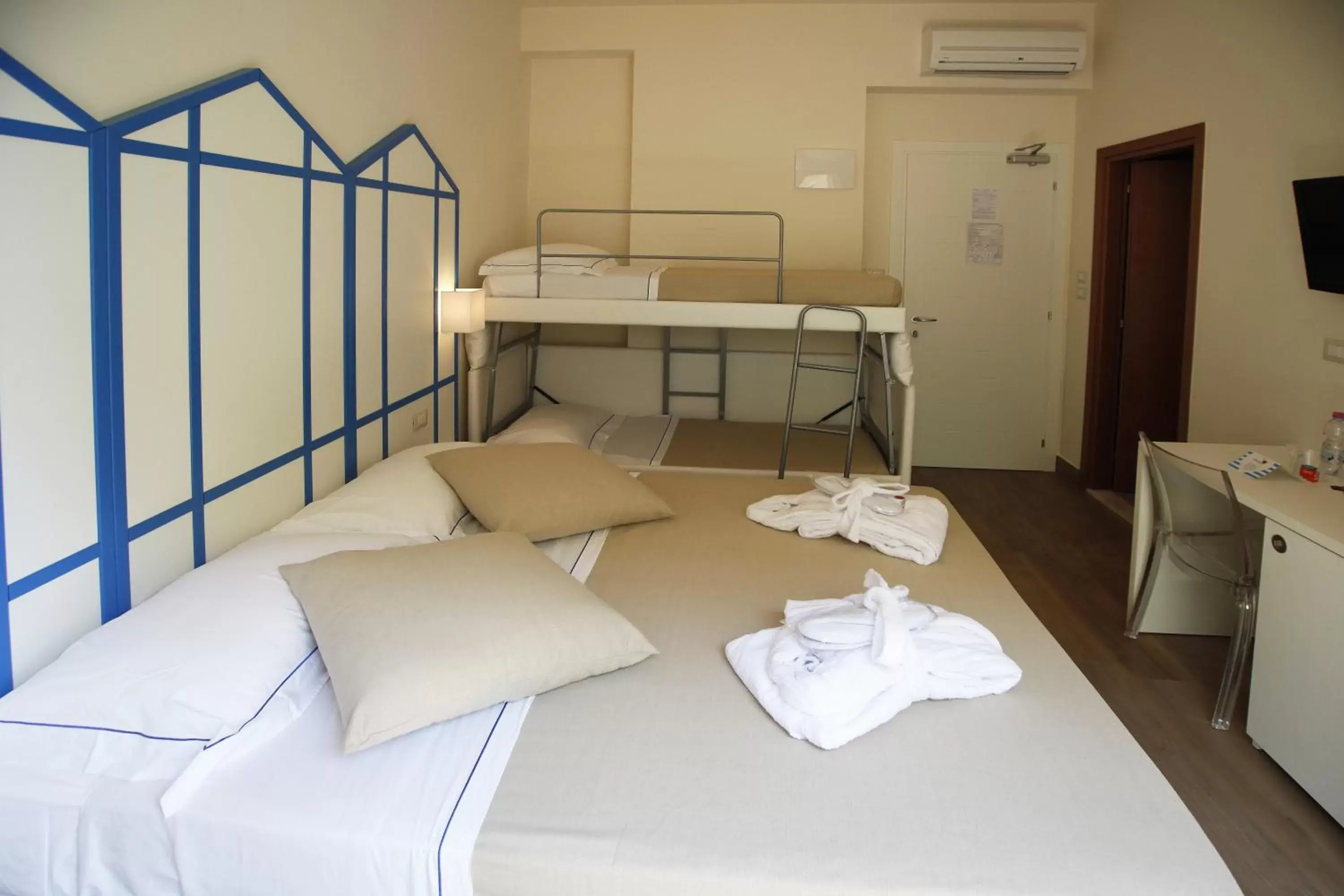 Bunk Bed in Mini Hotel
