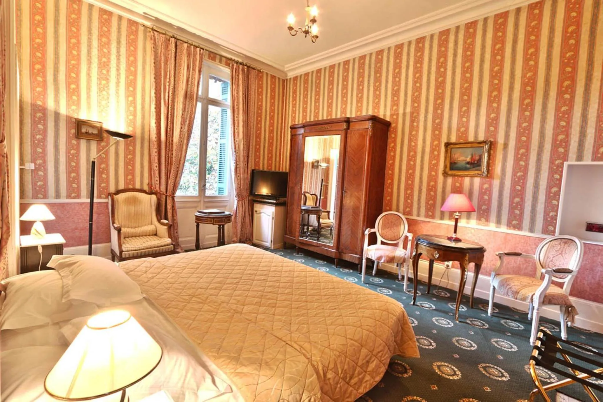 Photo of the whole room, Bed in Belle Isle Sur Risle - Chateau Hotel & Spa