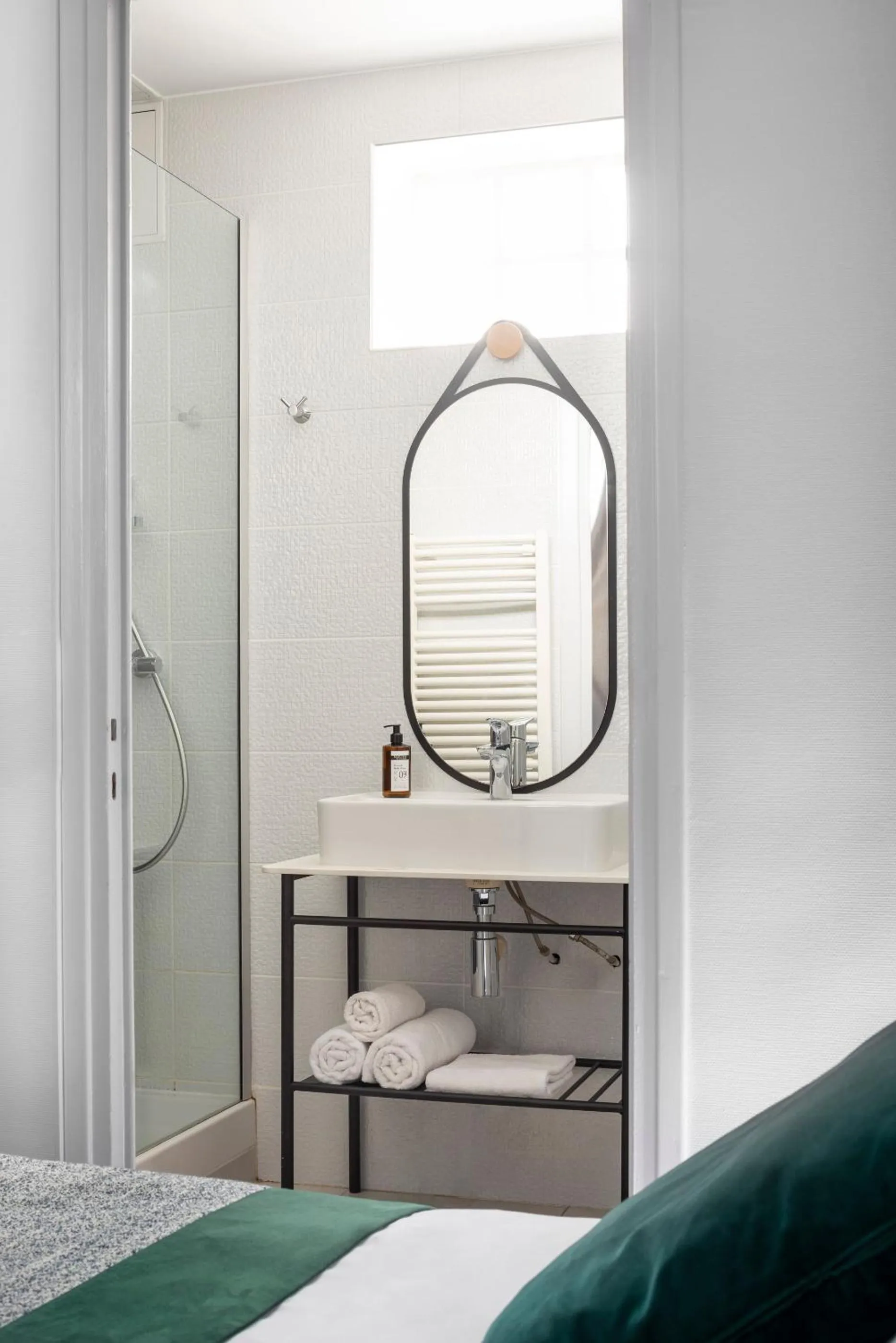 Bathroom, Bed in Hôtel Edmond W Lyon Part-Dieu