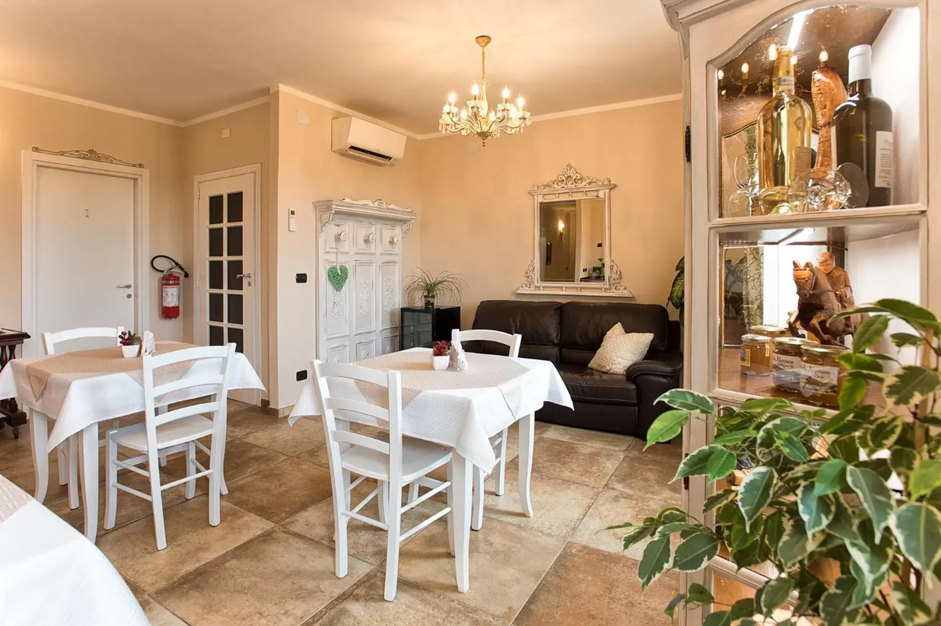 Communal lounge/ TV room, Restaurant/Places to Eat in Villa Malvasio refined b&b