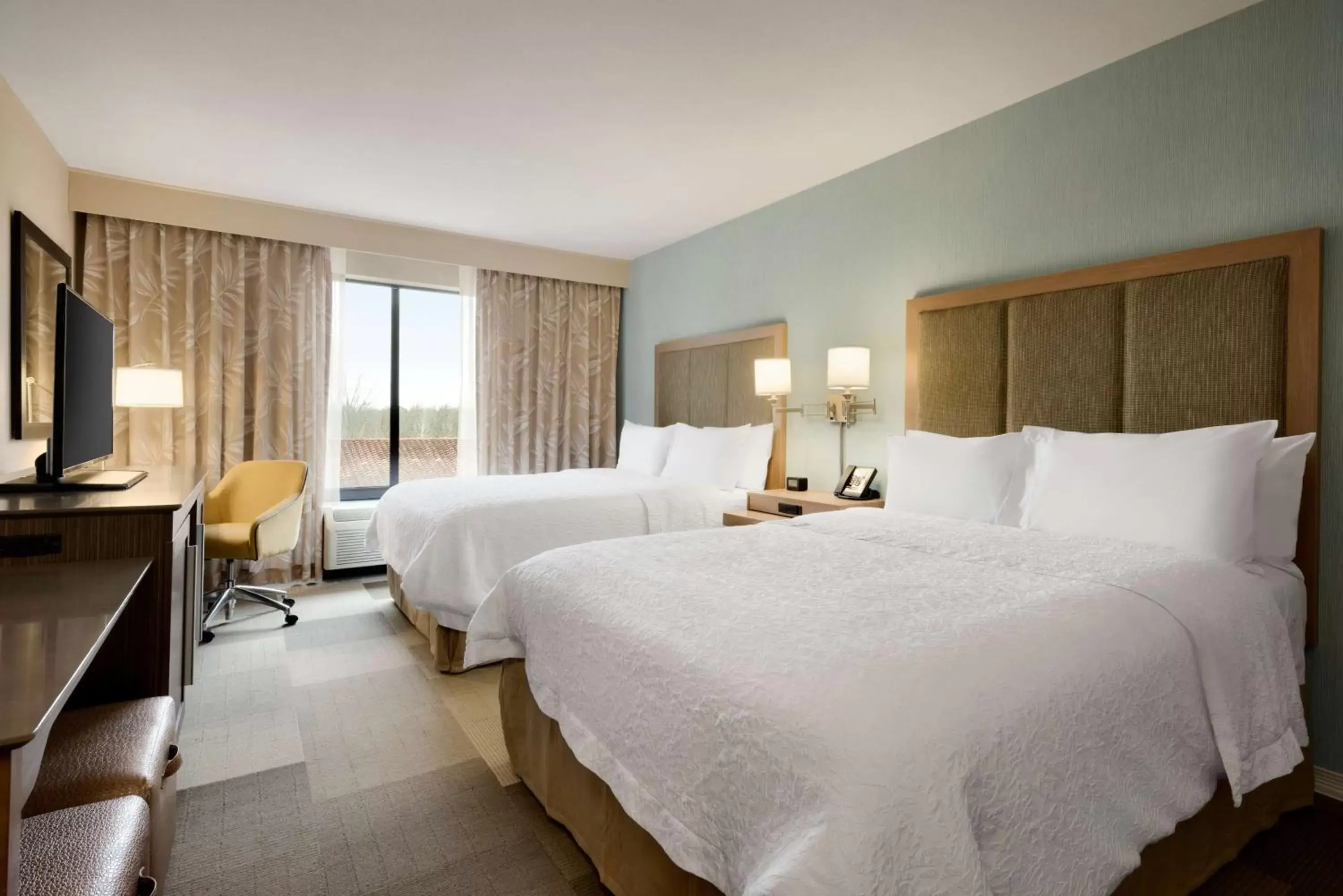 Bed in Hampton Inn and Suites Monroe