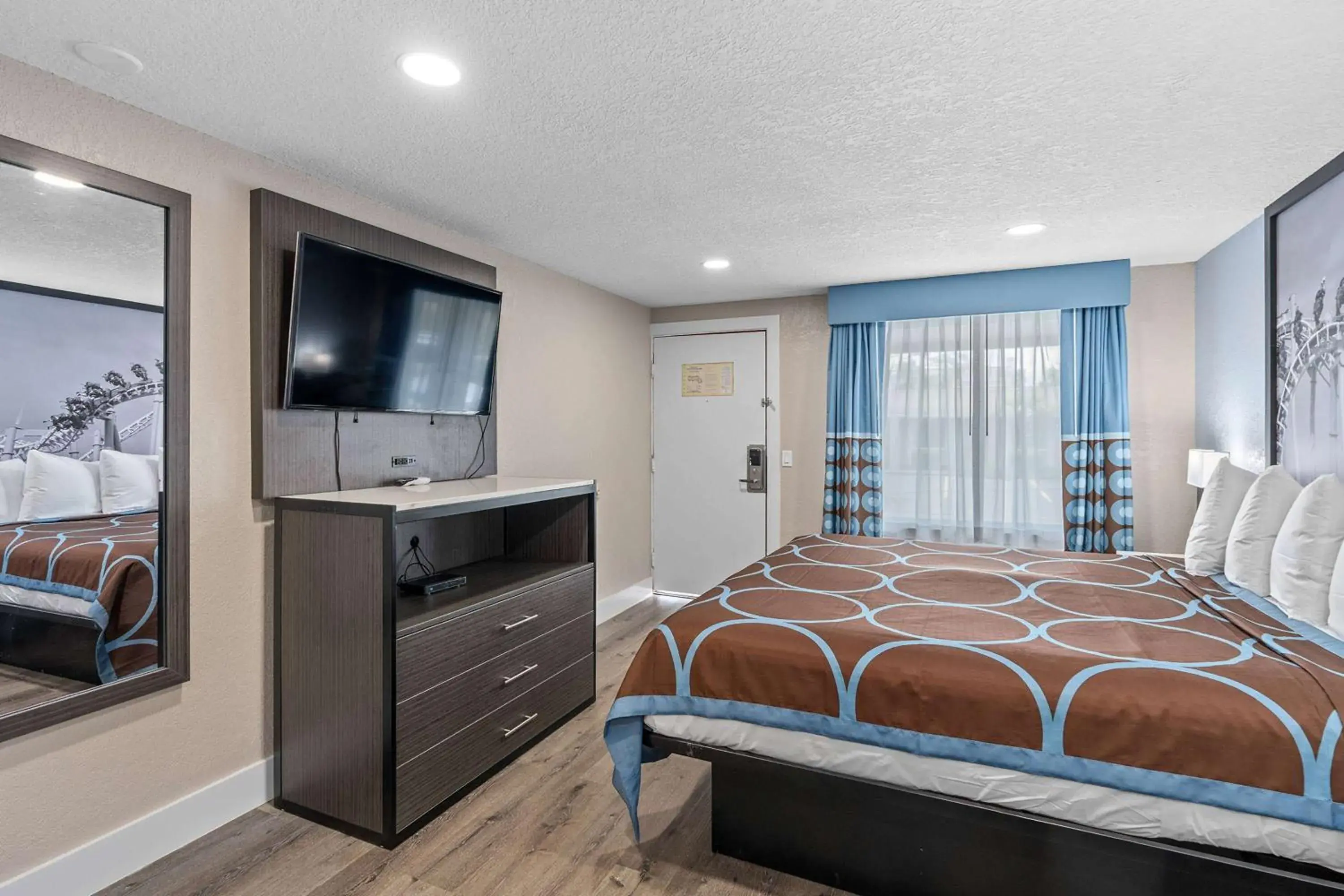 Photo of the whole room, Bed in Super 8 by Wyndham Kissimmee-Orlando