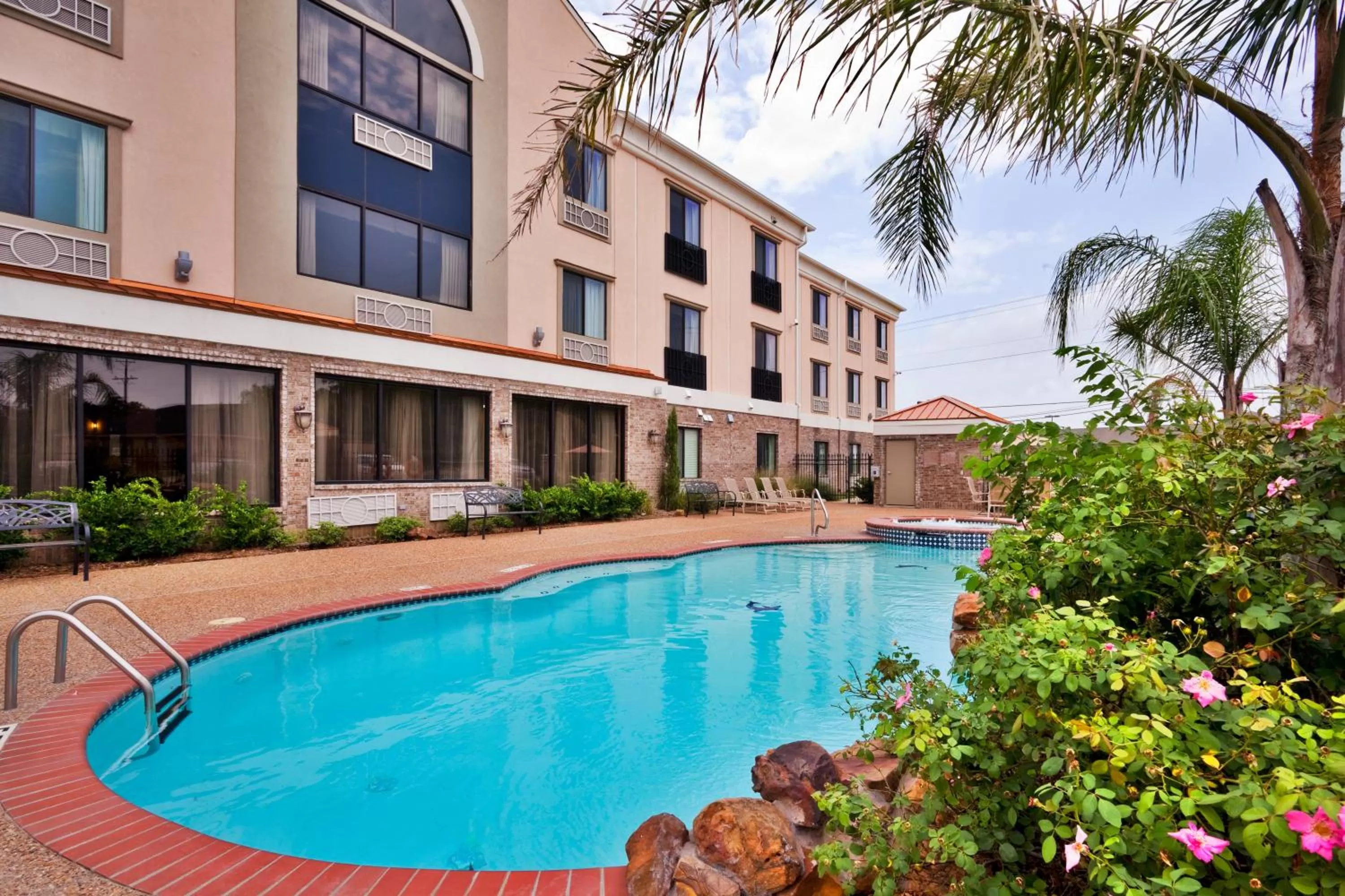 Swimming pool in Holiday Inn Express Hotel and Suites Fairfield-North by IHG