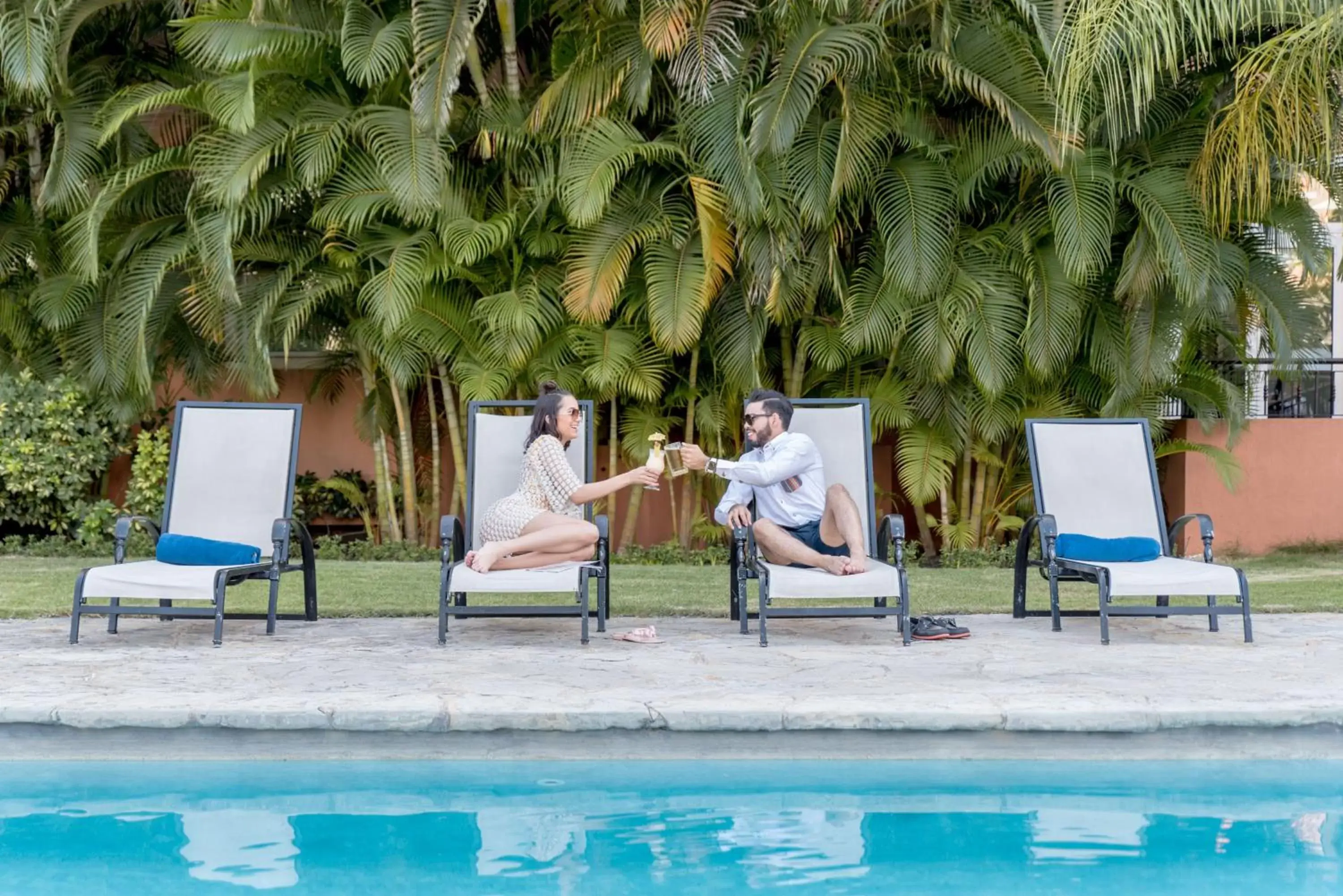 People, Swimming Pool in Hodelpa Garden Court