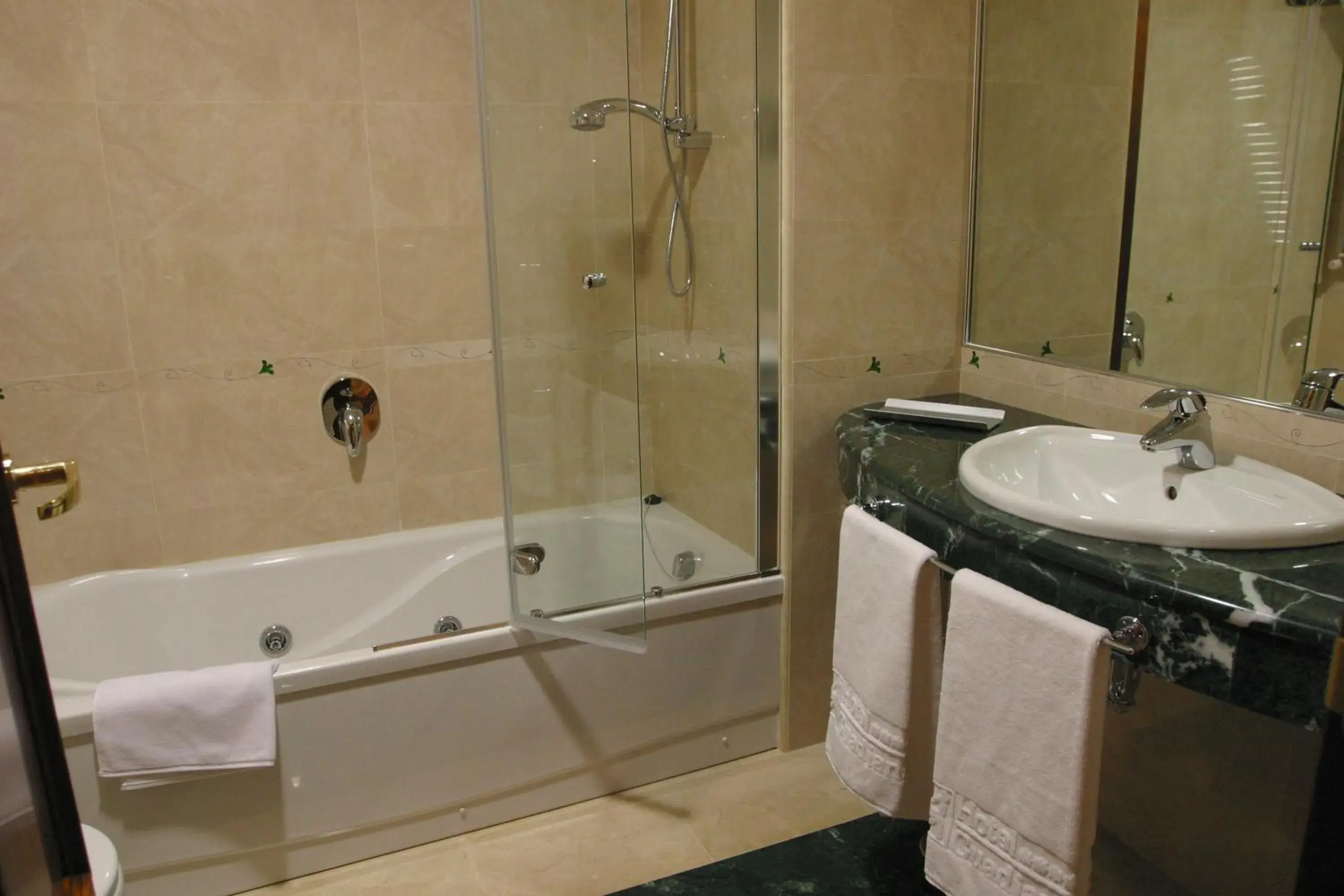 Bathroom in Sercotel Guadiana