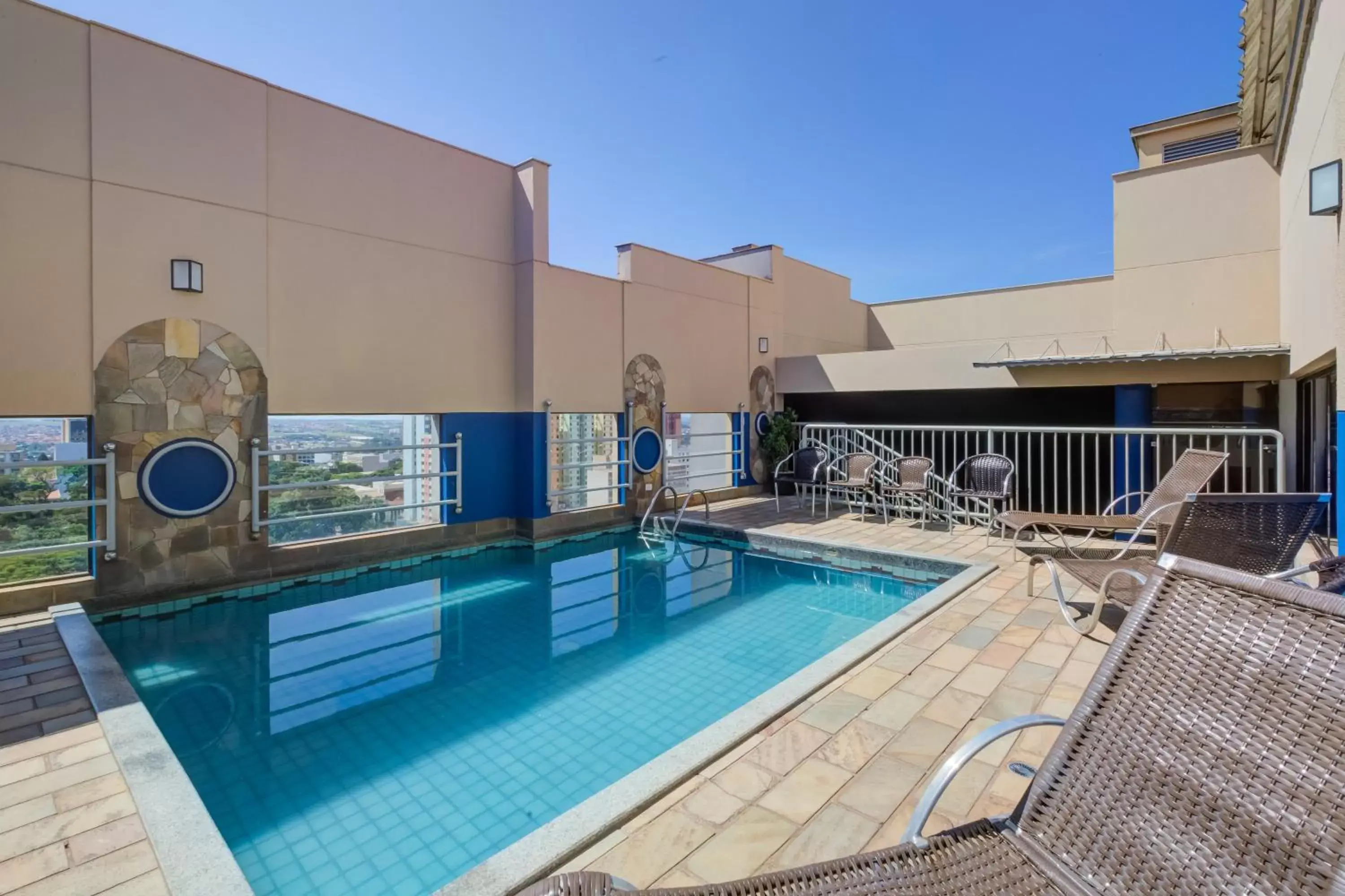 Area and facilities, Swimming Pool in Slaviero Londrina Flat