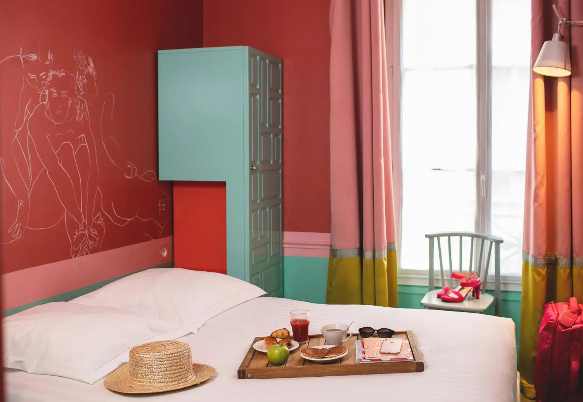 Photo of the whole room, Bed in Hôtel Crayon by Elegancia