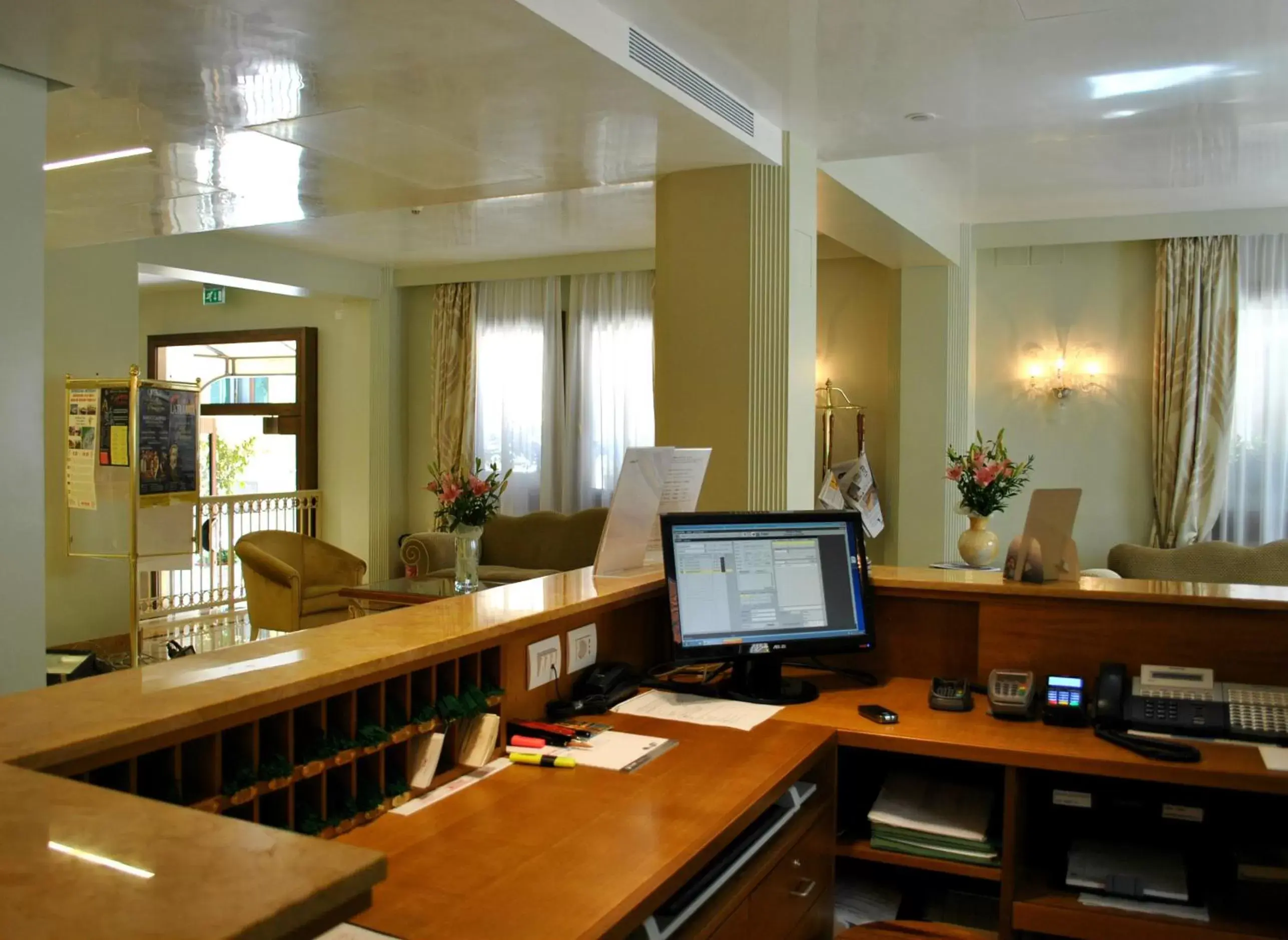Lobby or reception in Hotel Carlton Capri