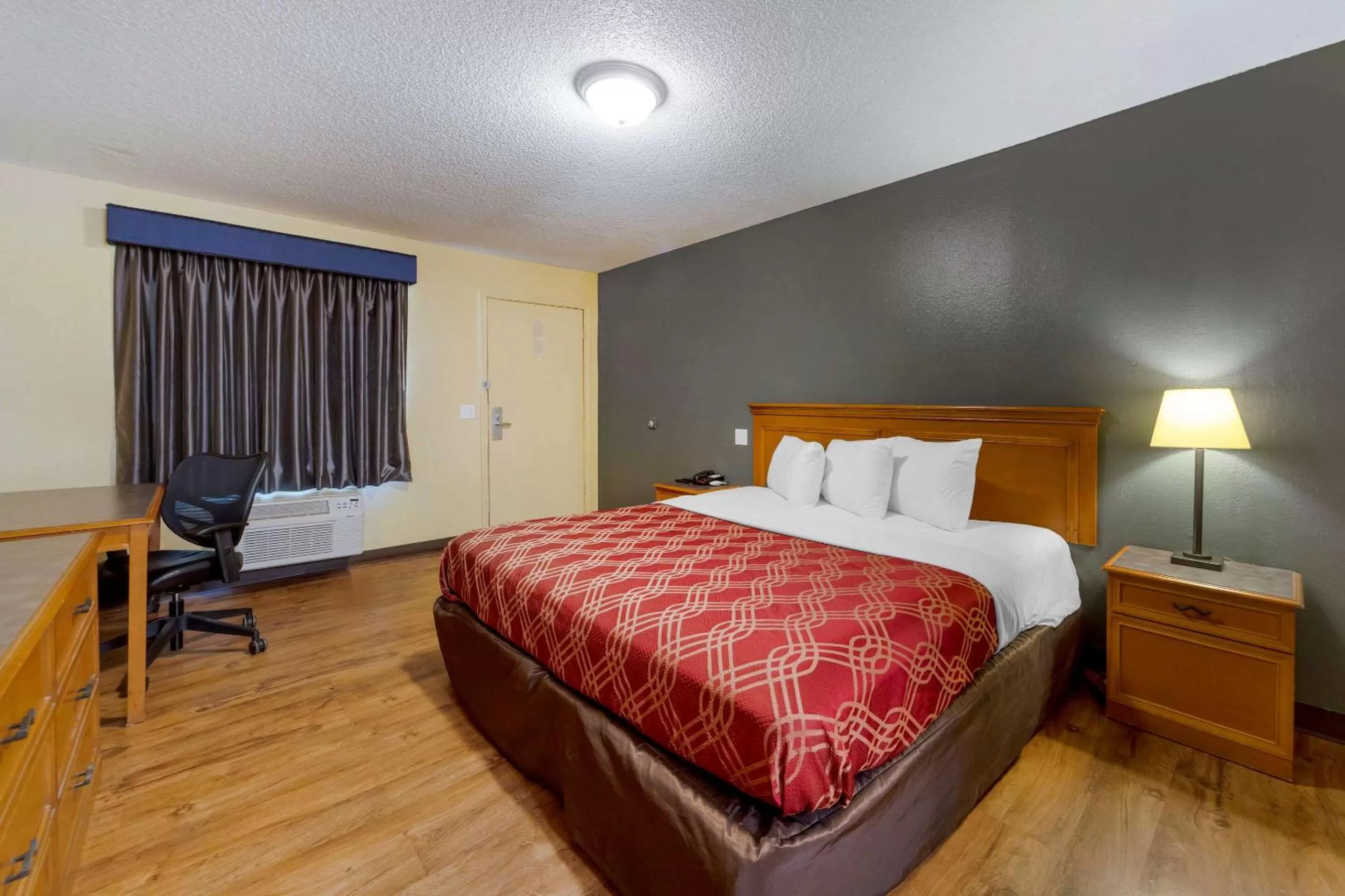 Photo of the whole room, Bed in Econo Lodge