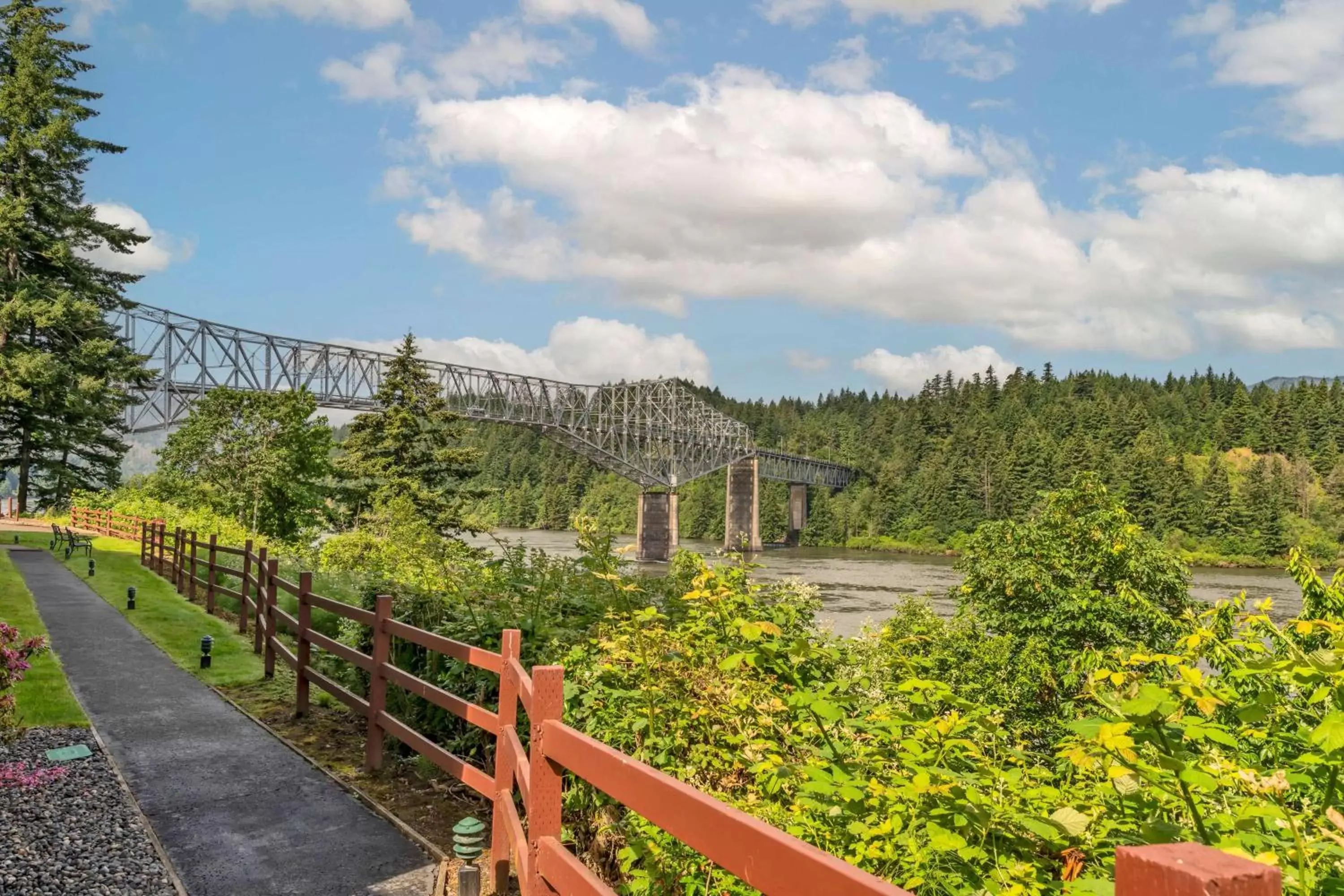 Property building in Best Western Plus Columbia River Inn