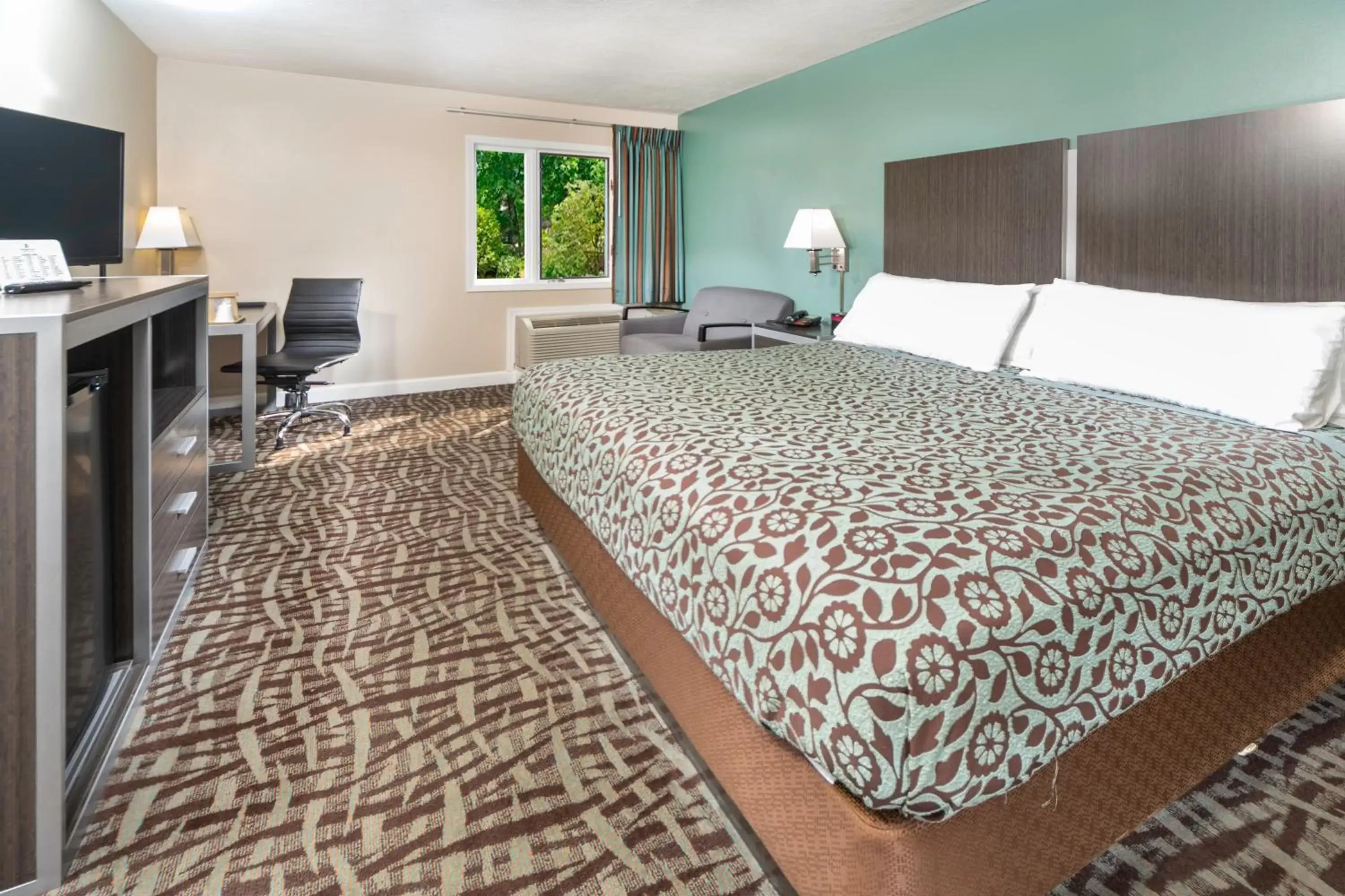 Bed, Room Photo in BridgePointe Inn & Suites by BPhotels, Council Bluffs, Omaha Area
