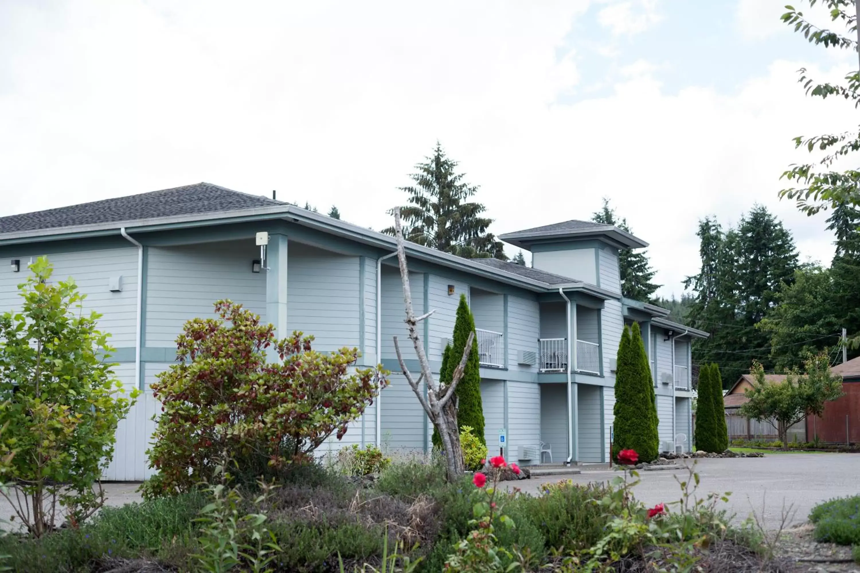 Property building in Dew Drop Inn Property building in Dew Drop Inn