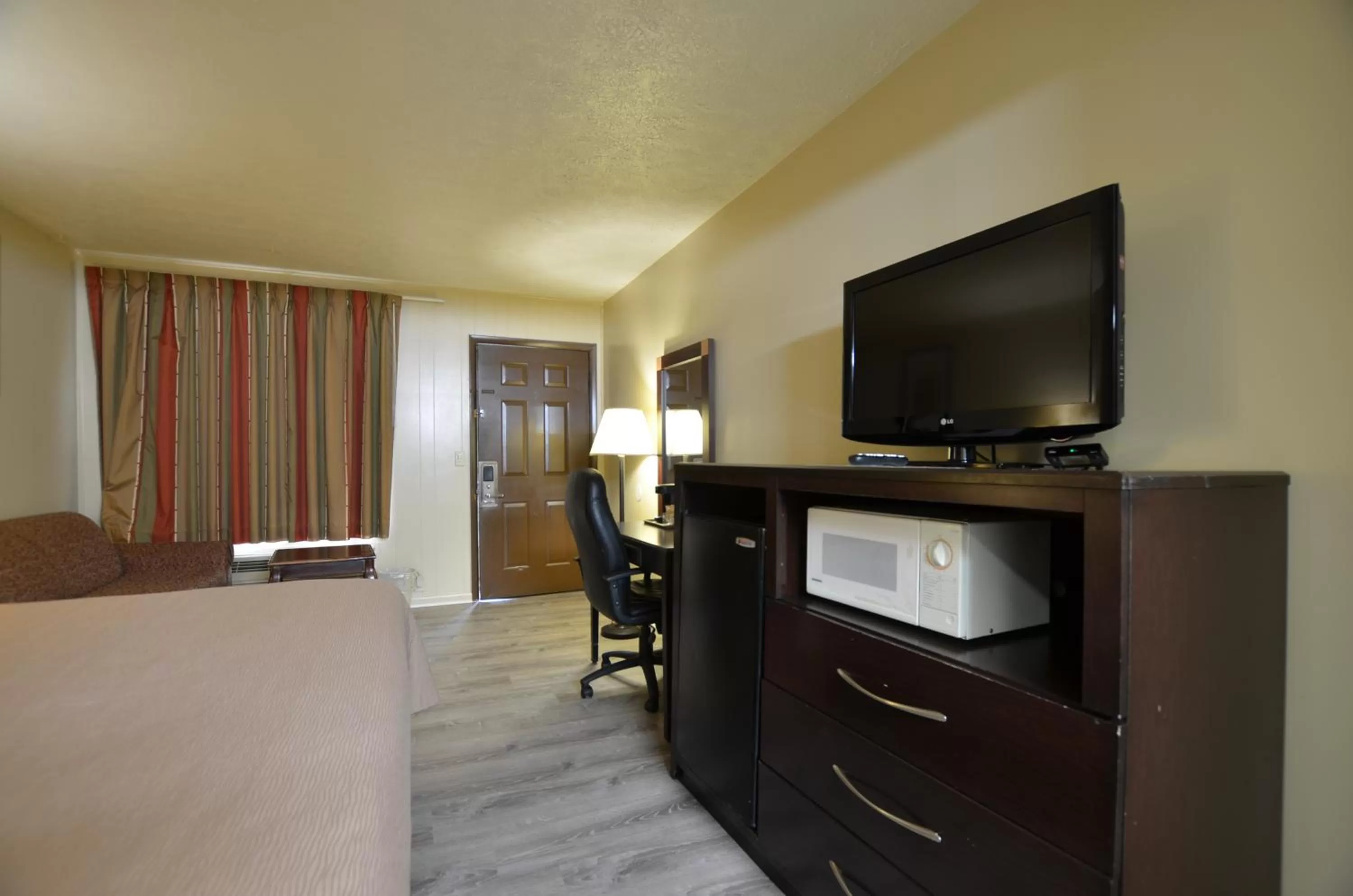 Bedroom, Bed in Travelowes Motel - Maggie Valley