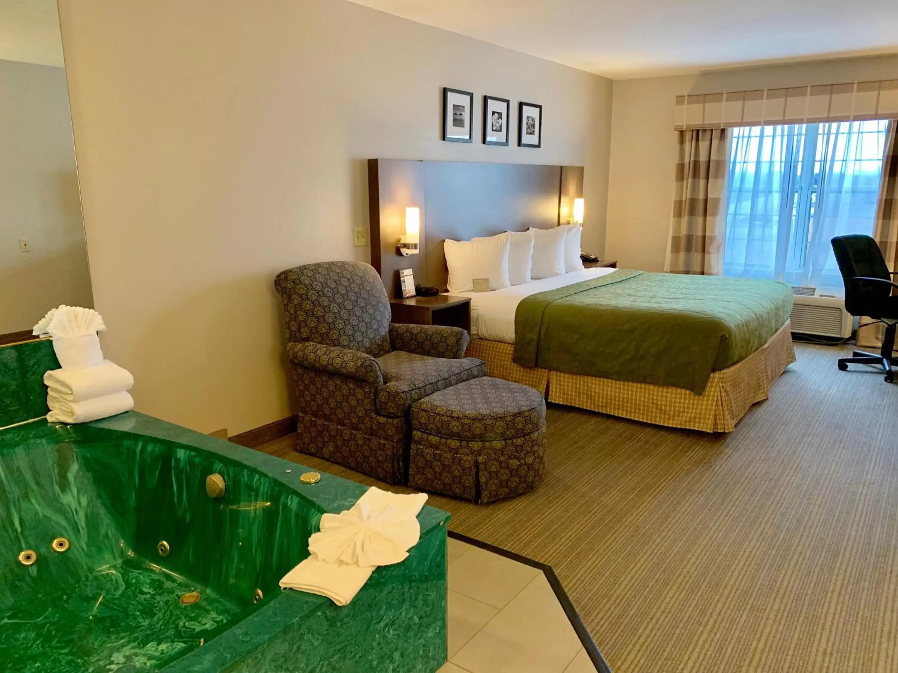 King Suite with Spa Bath - Disability Access/Non-Smoking in Country Inn & Suites by Radisson Kenosha - Pleasant Prairie King Suite with Spa Bath - Disability Access/Non-Smoking in Country Inn & Suites by Radisson Kenosha - Pleasant Prairie
