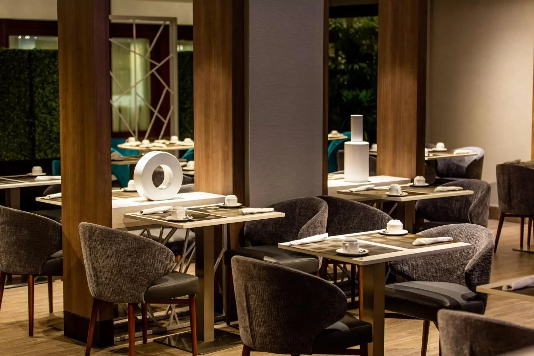 Restaurant/places to eat in Holiday Inn Toronto Downtown Centre by IHG Restaurant/places to eat in Holiday Inn Toronto Downtown Centre by IHG