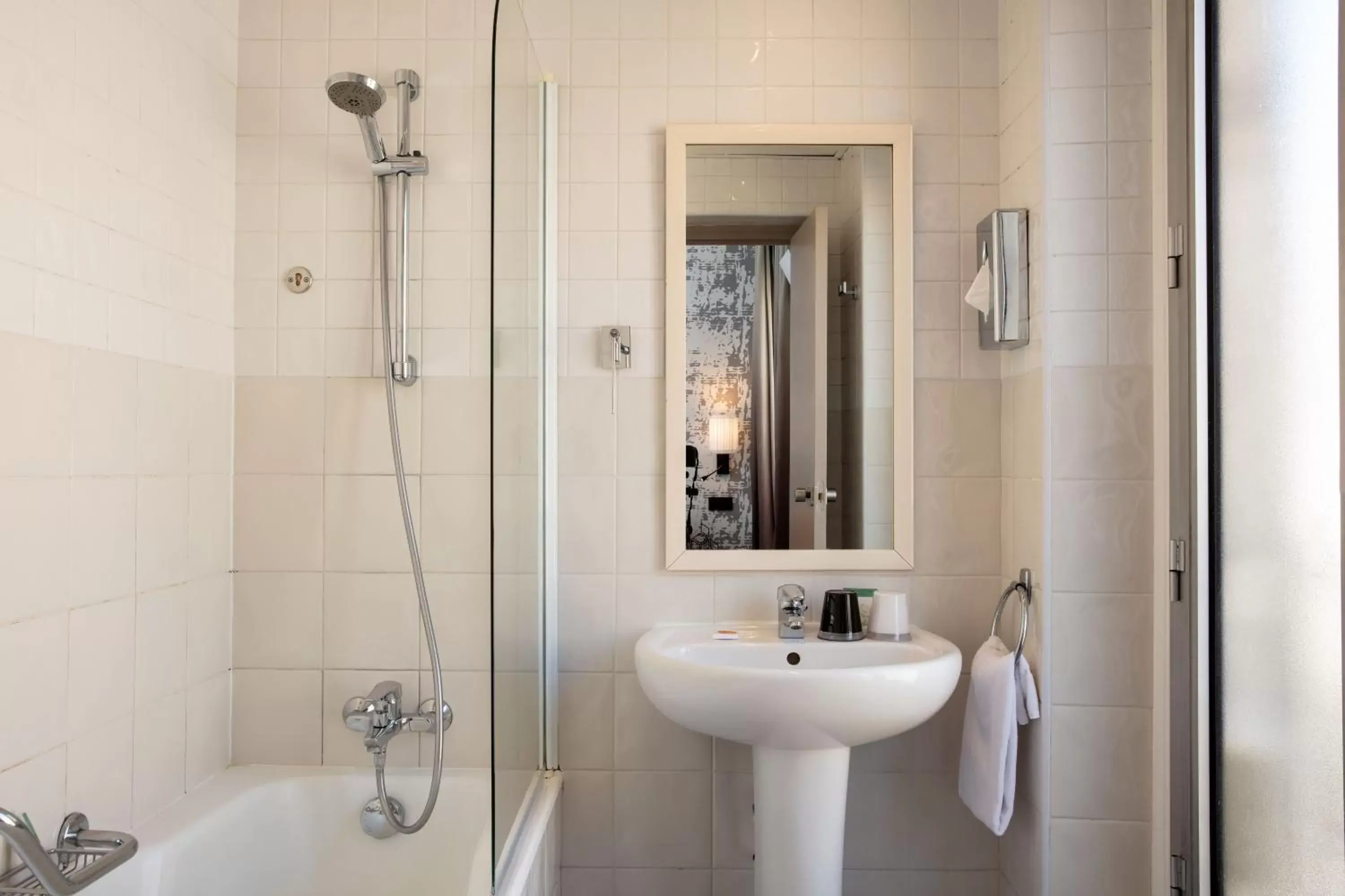 Bathroom in Hotel des Nations Saint Germain