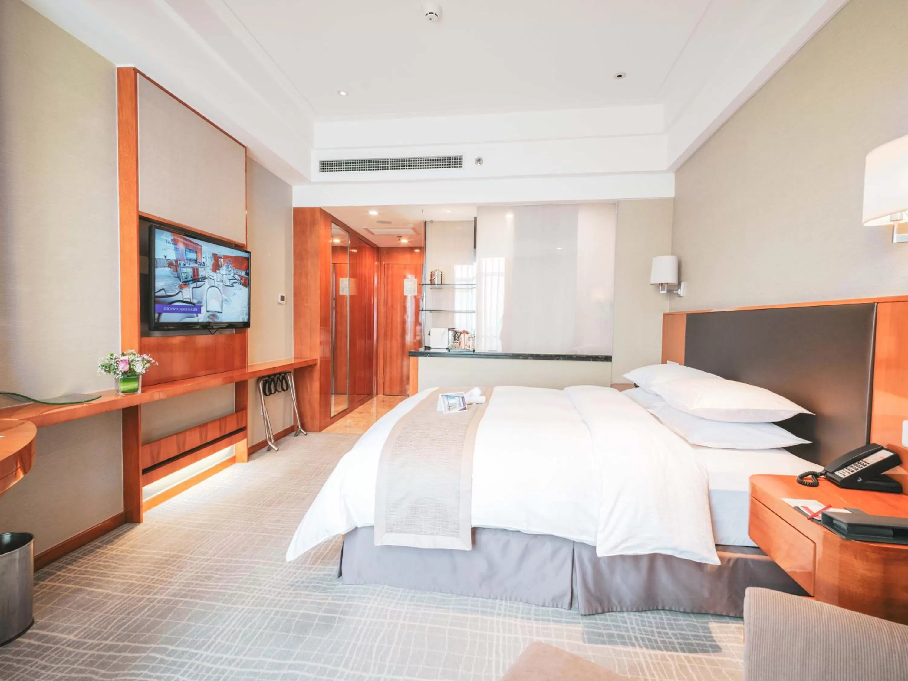 Bed in Ramada Plaza Shanghai Pudong Airport - 3 mins to PVG depature floor & check entrance with hotel shuttle