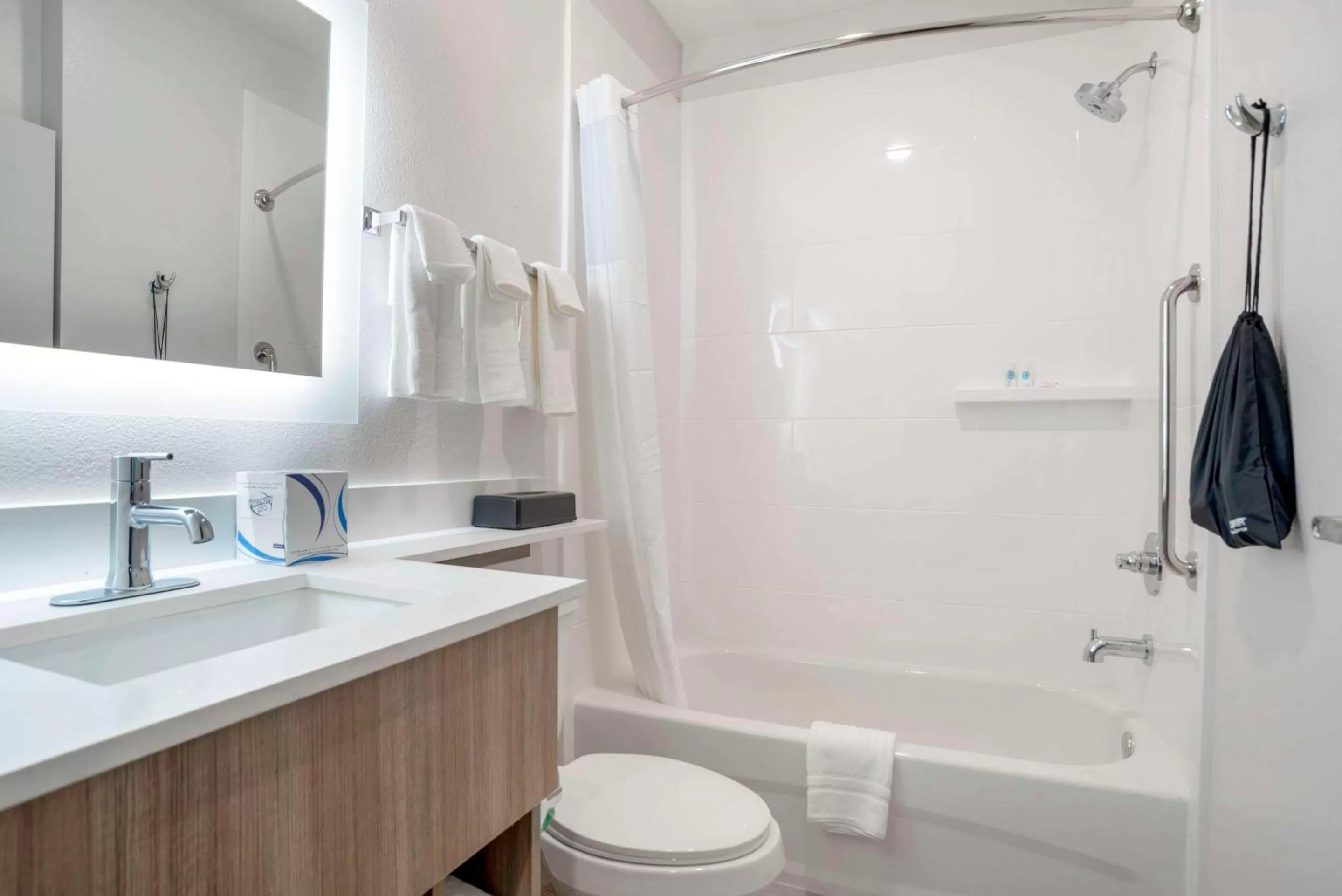 Bedroom in Comfort Inn & Suites Destin near Henderson Beach