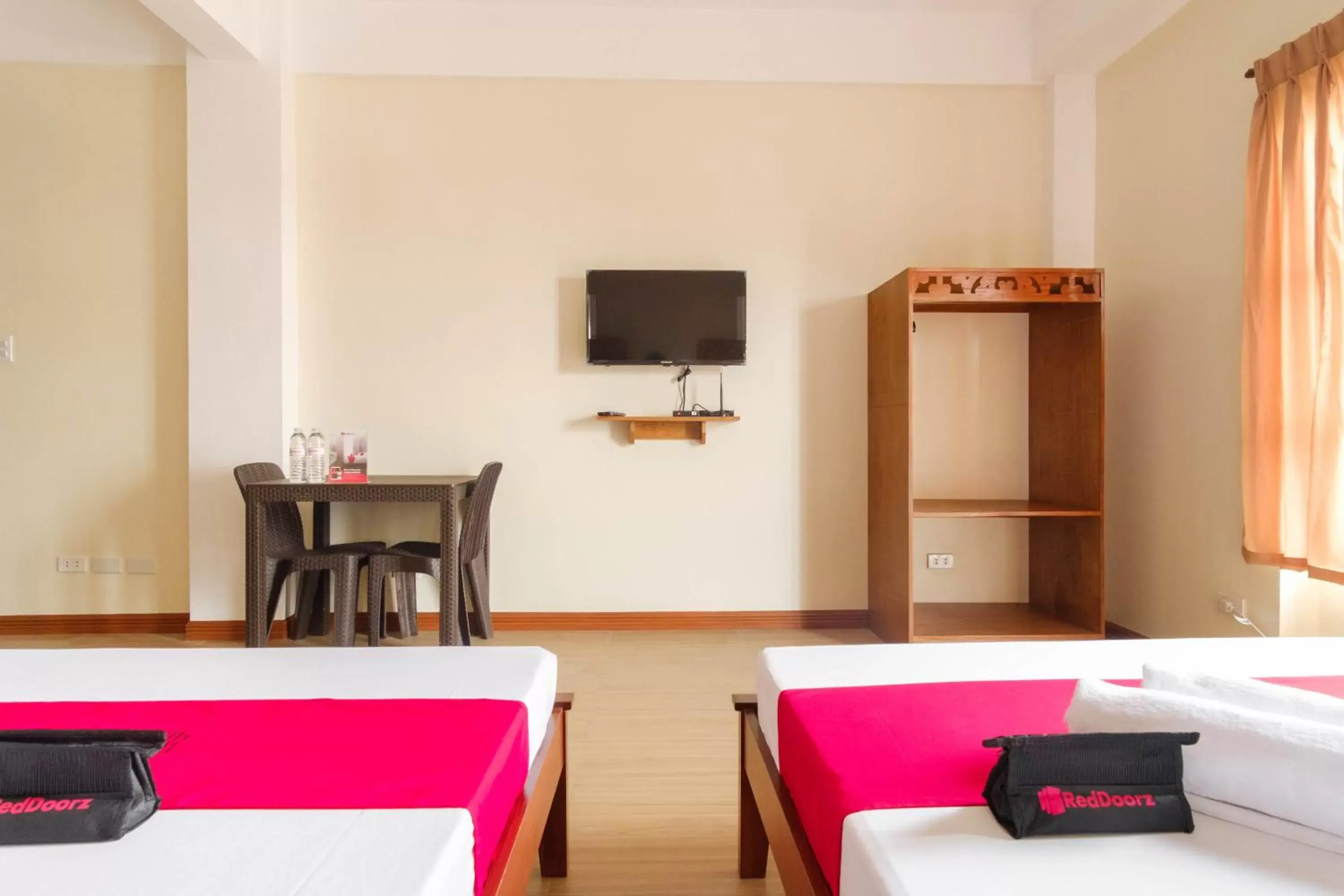 TV and multimedia, Bed in RedDoorz Plus near Johnson and Johnson Paranaque TV and multimedia, Bed in RedDoorz Plus near Johnson and Johnson Paranaque