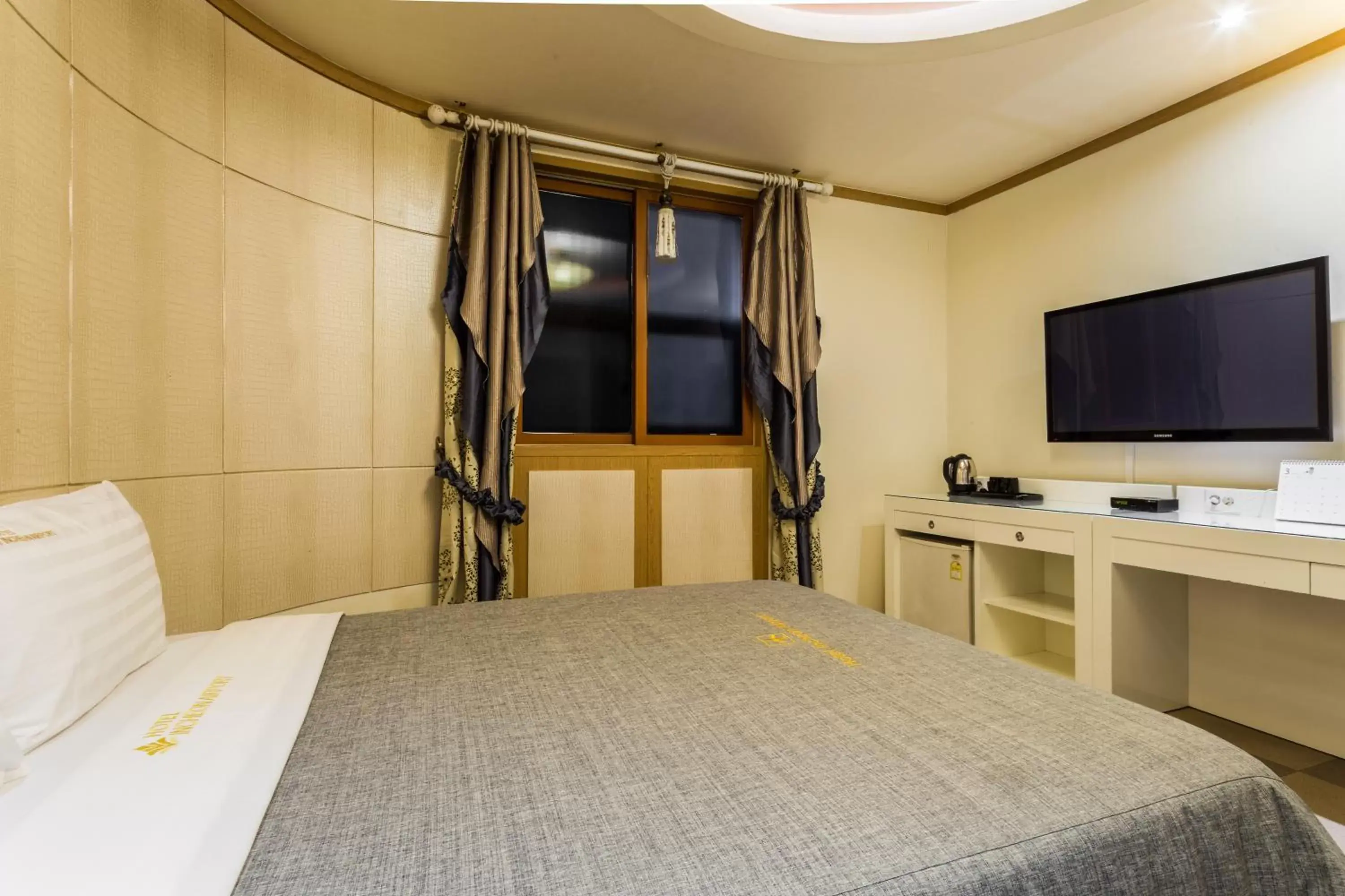 Bed, TV/Entertainment Center in Incheon Airport Airtel