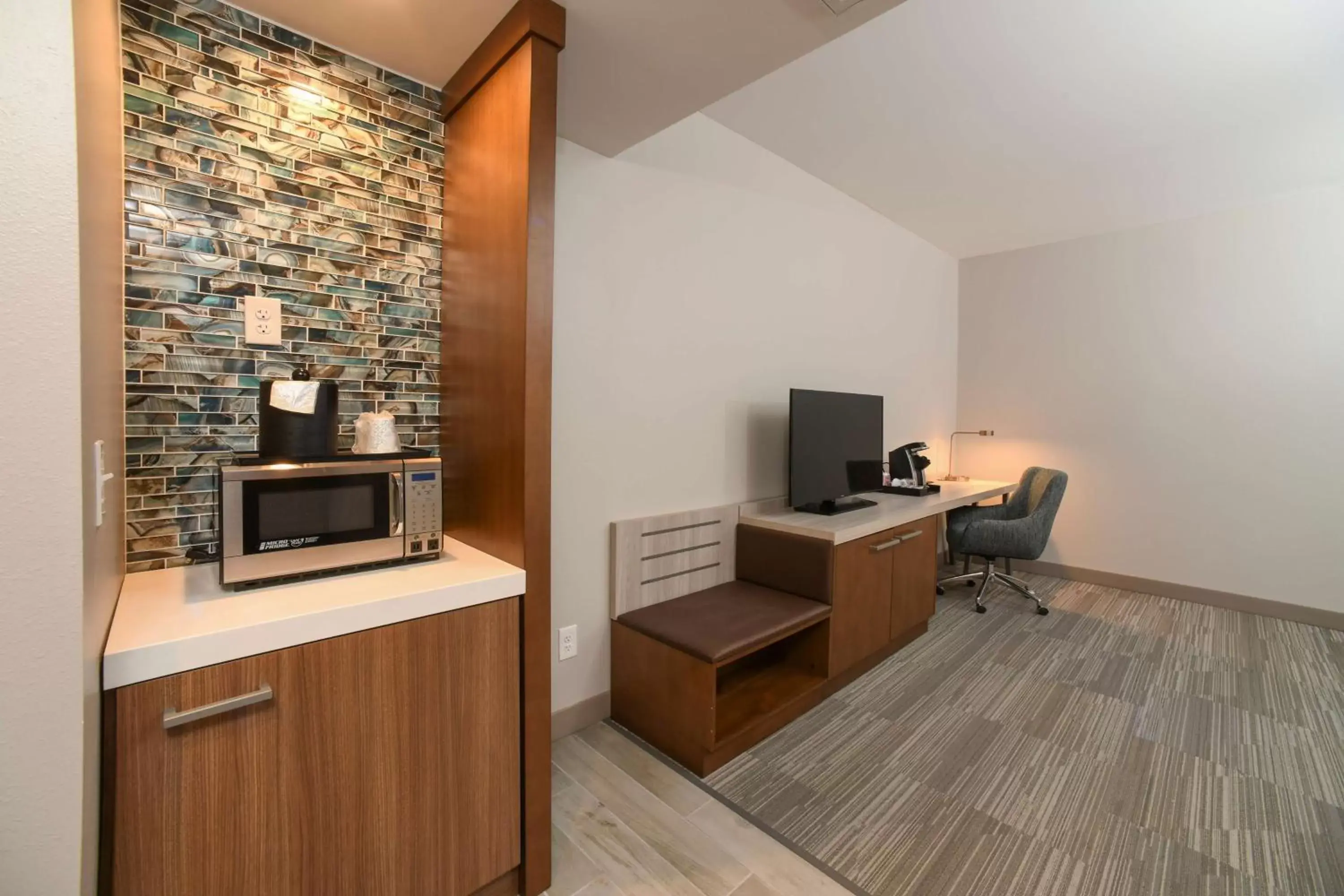 Bedroom, TV/Entertainment Center in Hilton Garden Inn Cincinnati Midtown