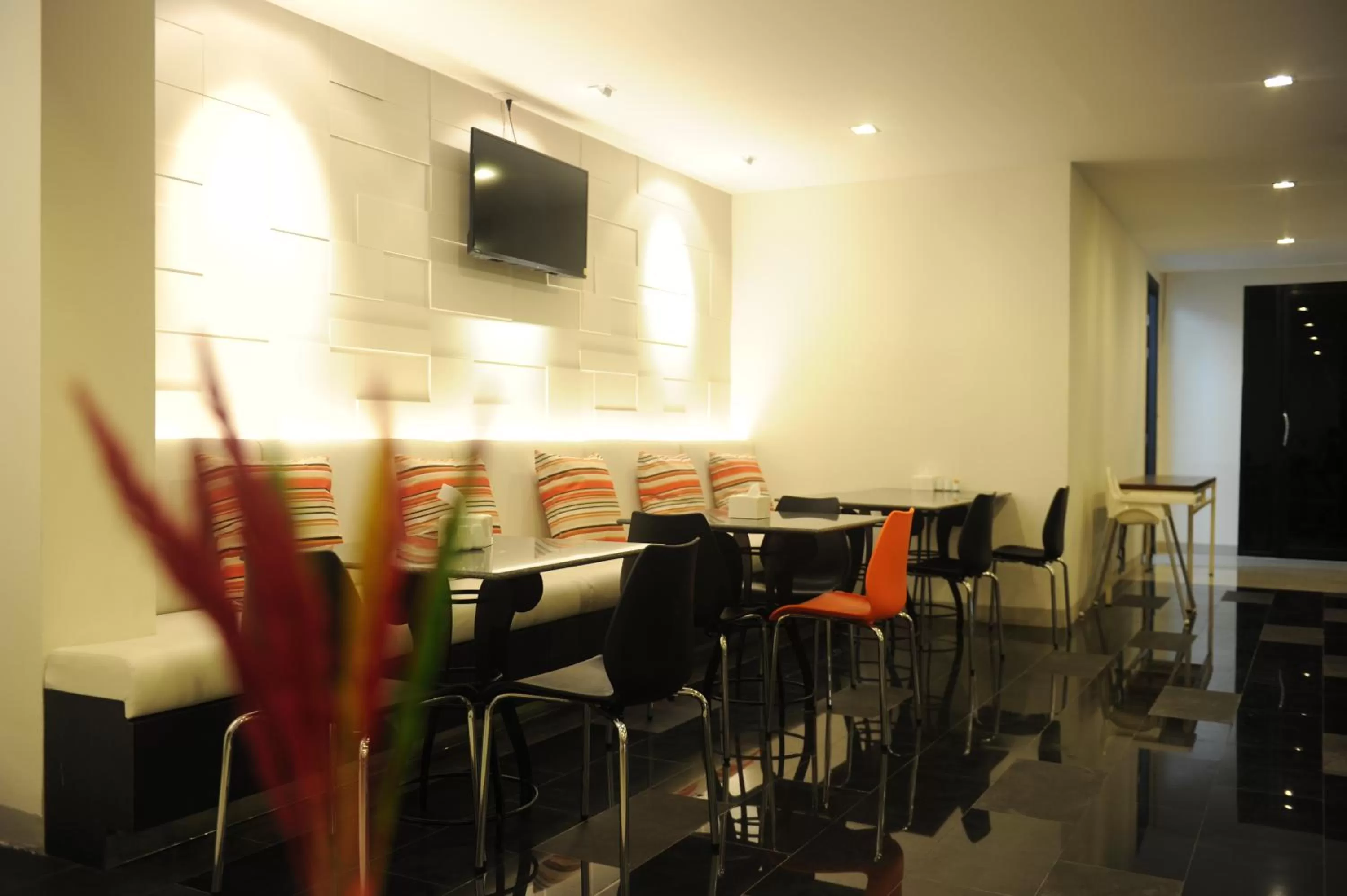 Restaurant/places to eat in Leenova Hotel