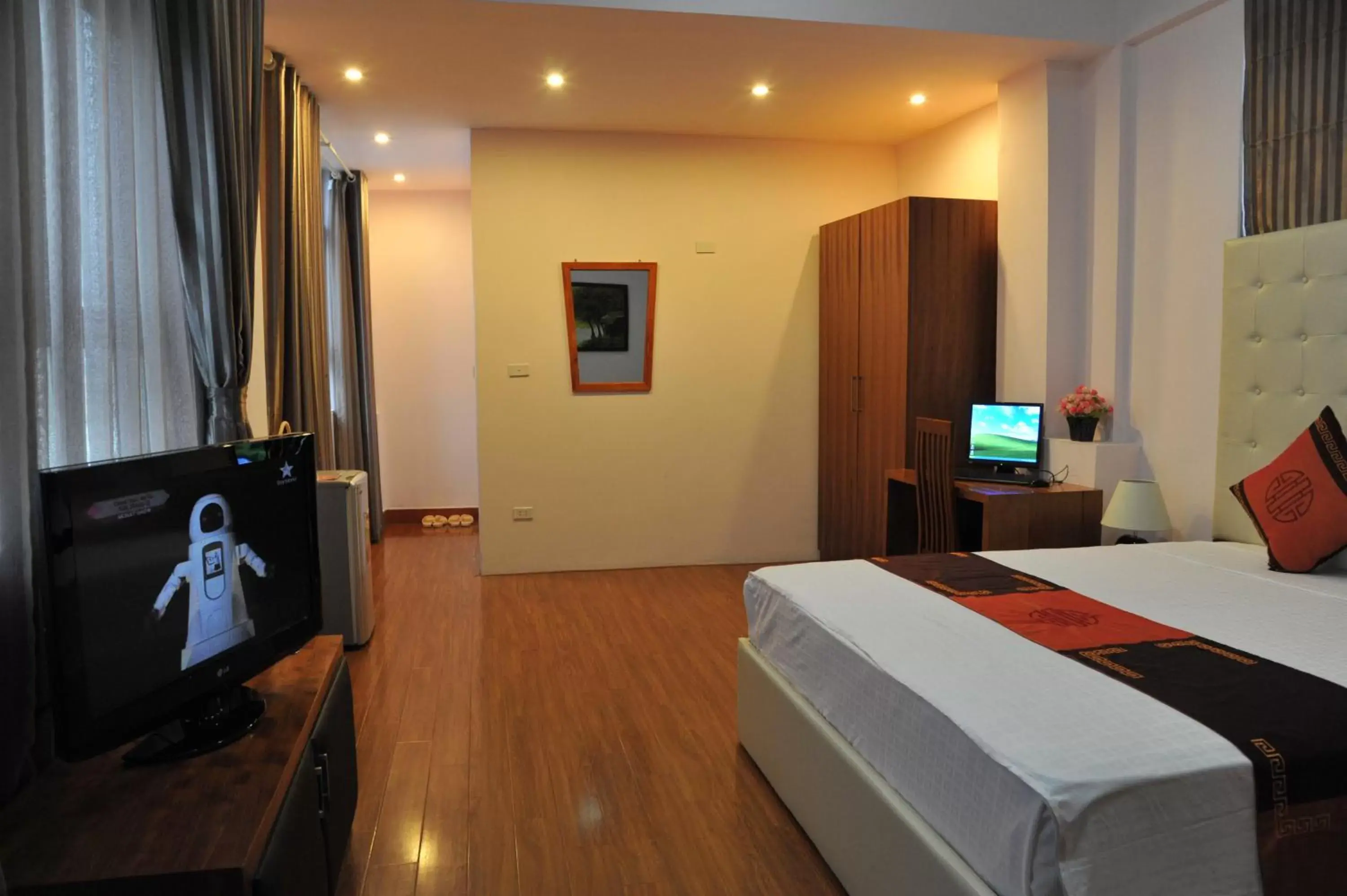 Bed, TV/Entertainment Center in Urban Alley Hotel