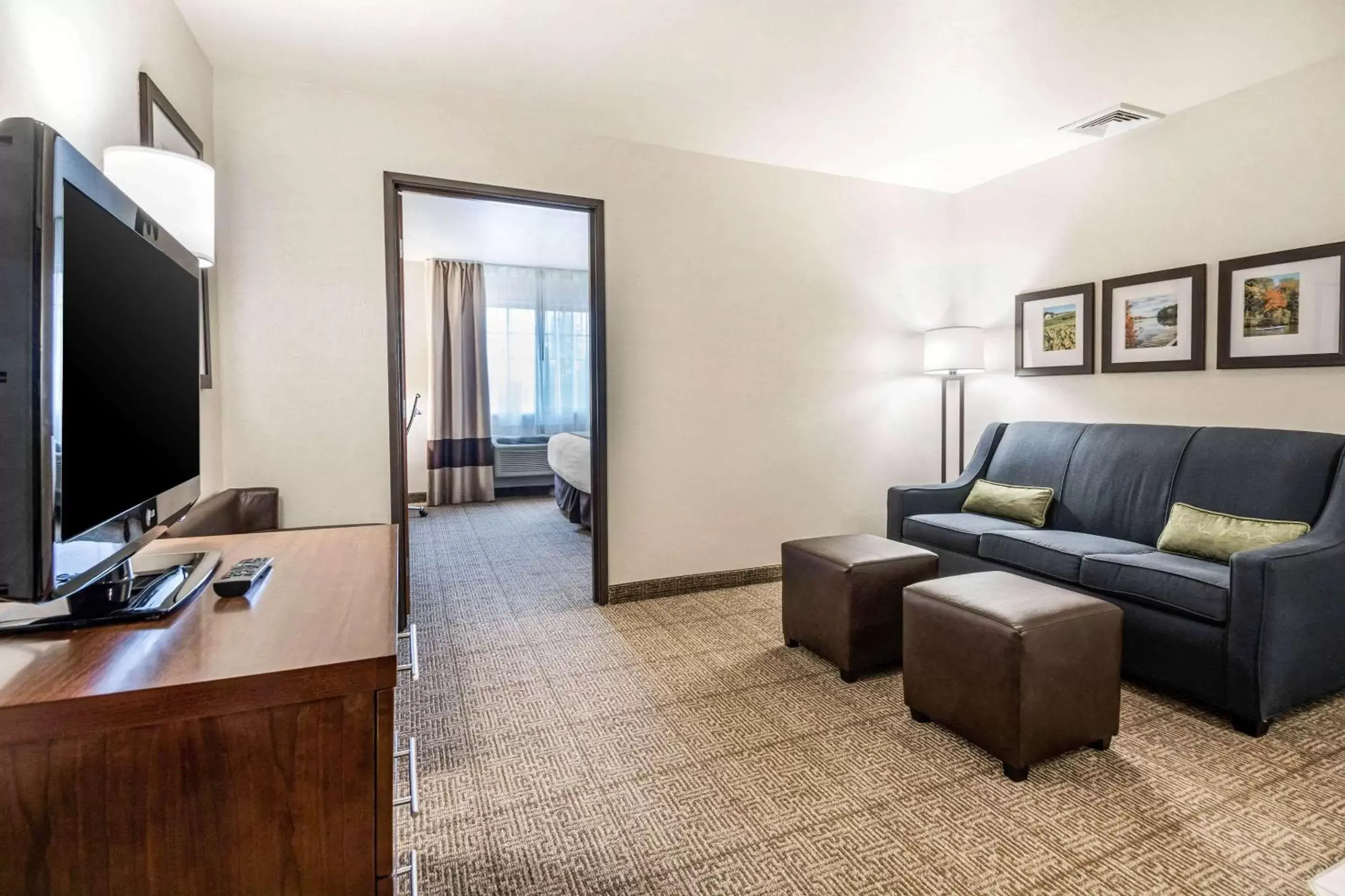 Bedroom, Seating Area in Comfort Suites at Par 4 Resort