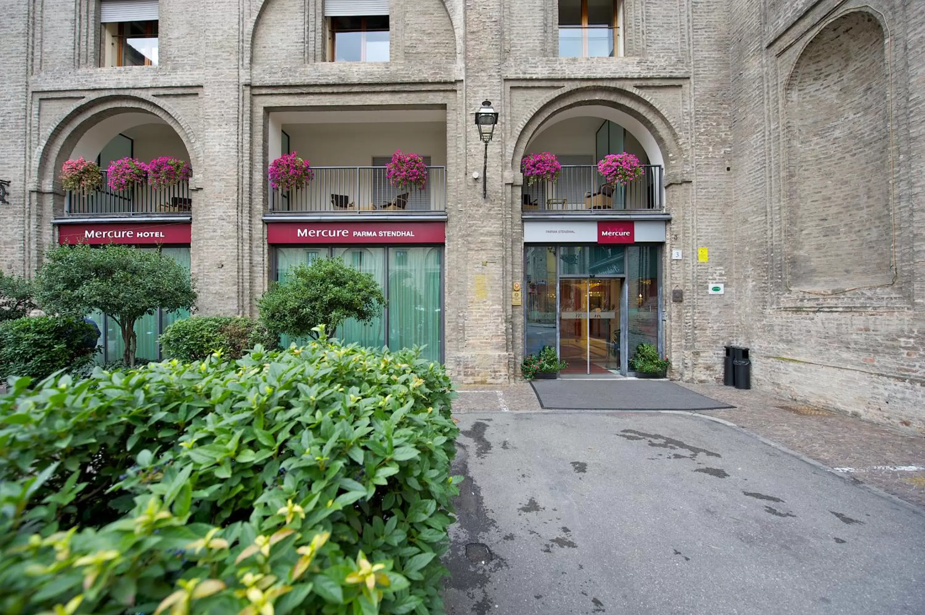 Facade/entrance in Mercure Parma Stendhal