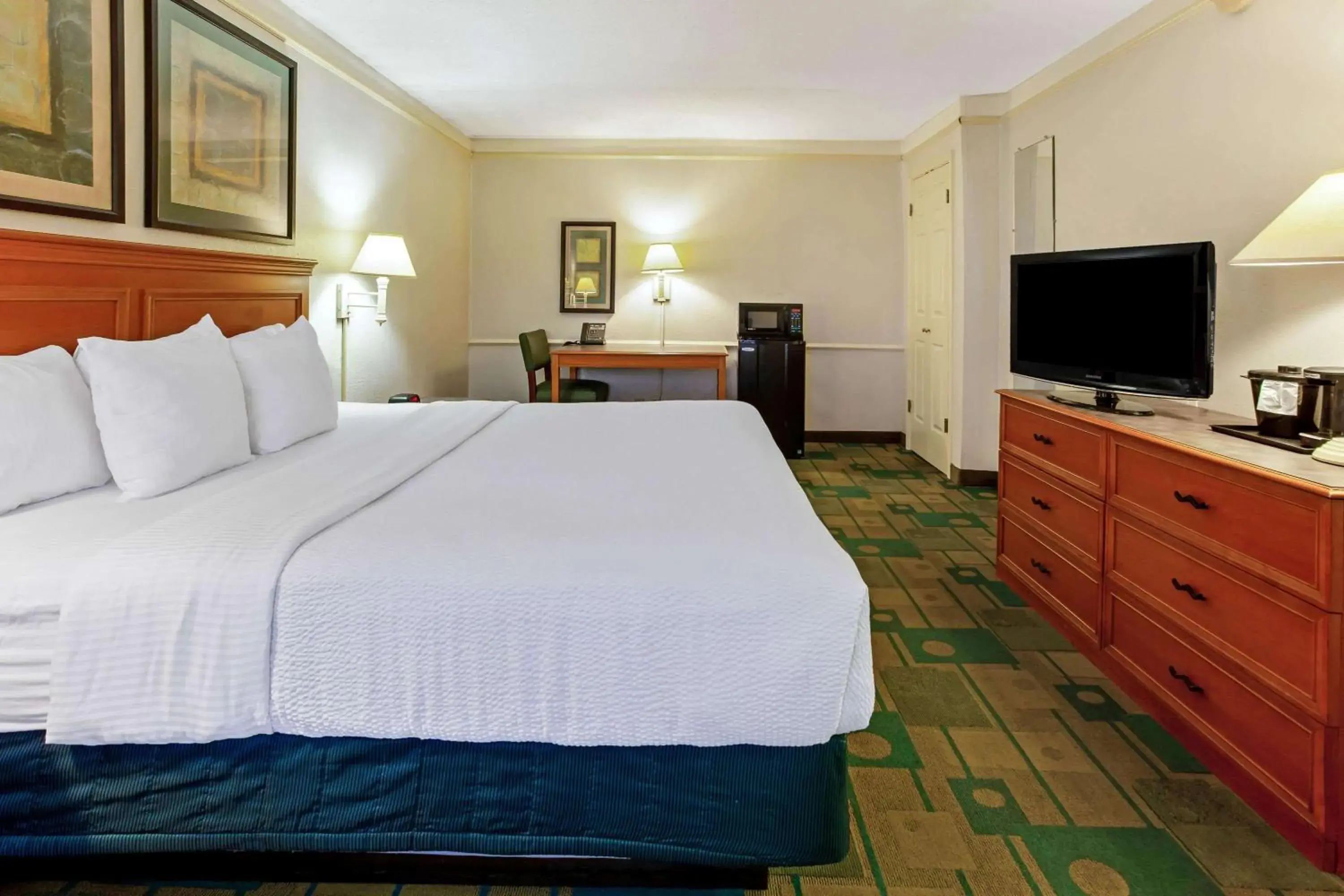 Photo of the whole room, Bed in La Quinta Inn by Wyndham College Station