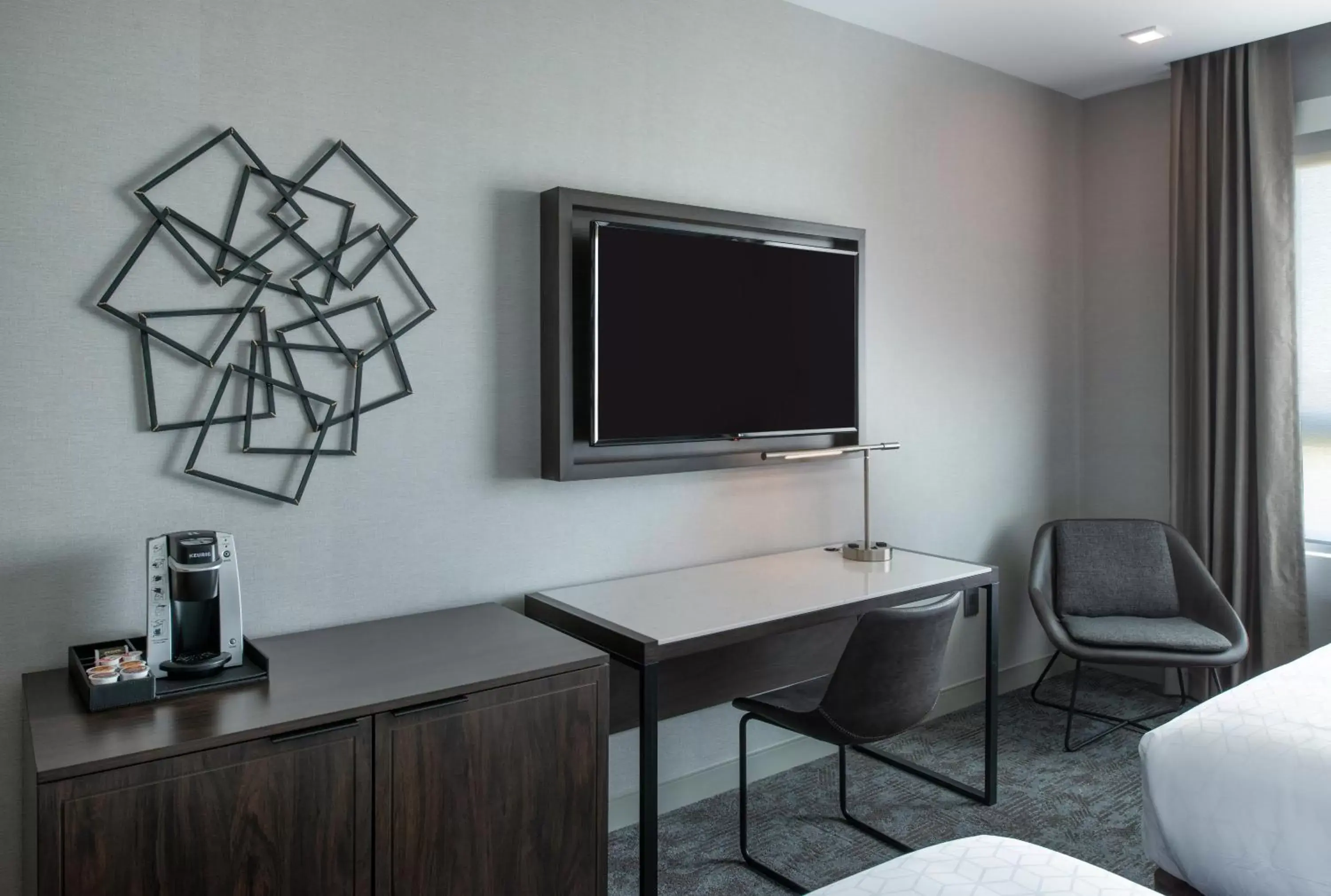 Photo of the whole room, TV/Entertainment Center in Holiday Inn Express - Boston Logan Airport - Revere, an IHG Hotel