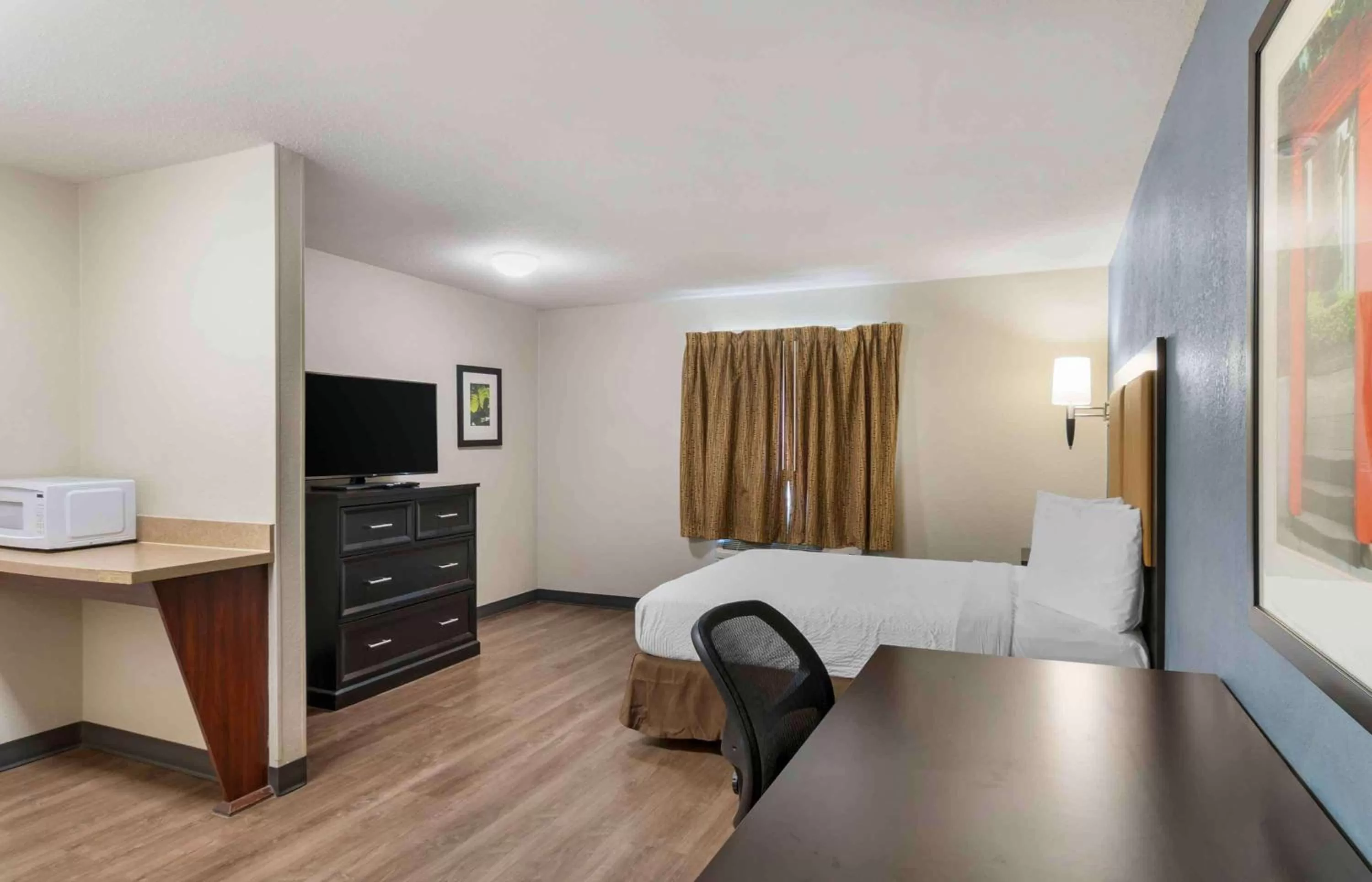 Bedroom, Bed in Extended Stay America Select Suites - St Louis - Earth City