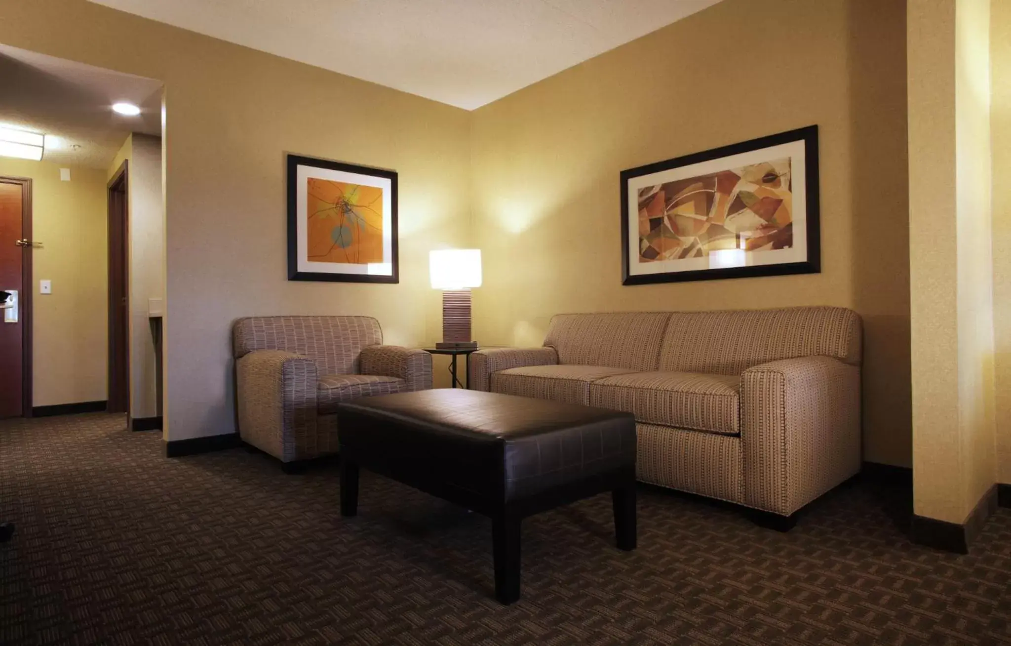 Photo of the whole room, Seating Area in Holiday Inn Phoenix/Chandler, an IHG Hotel