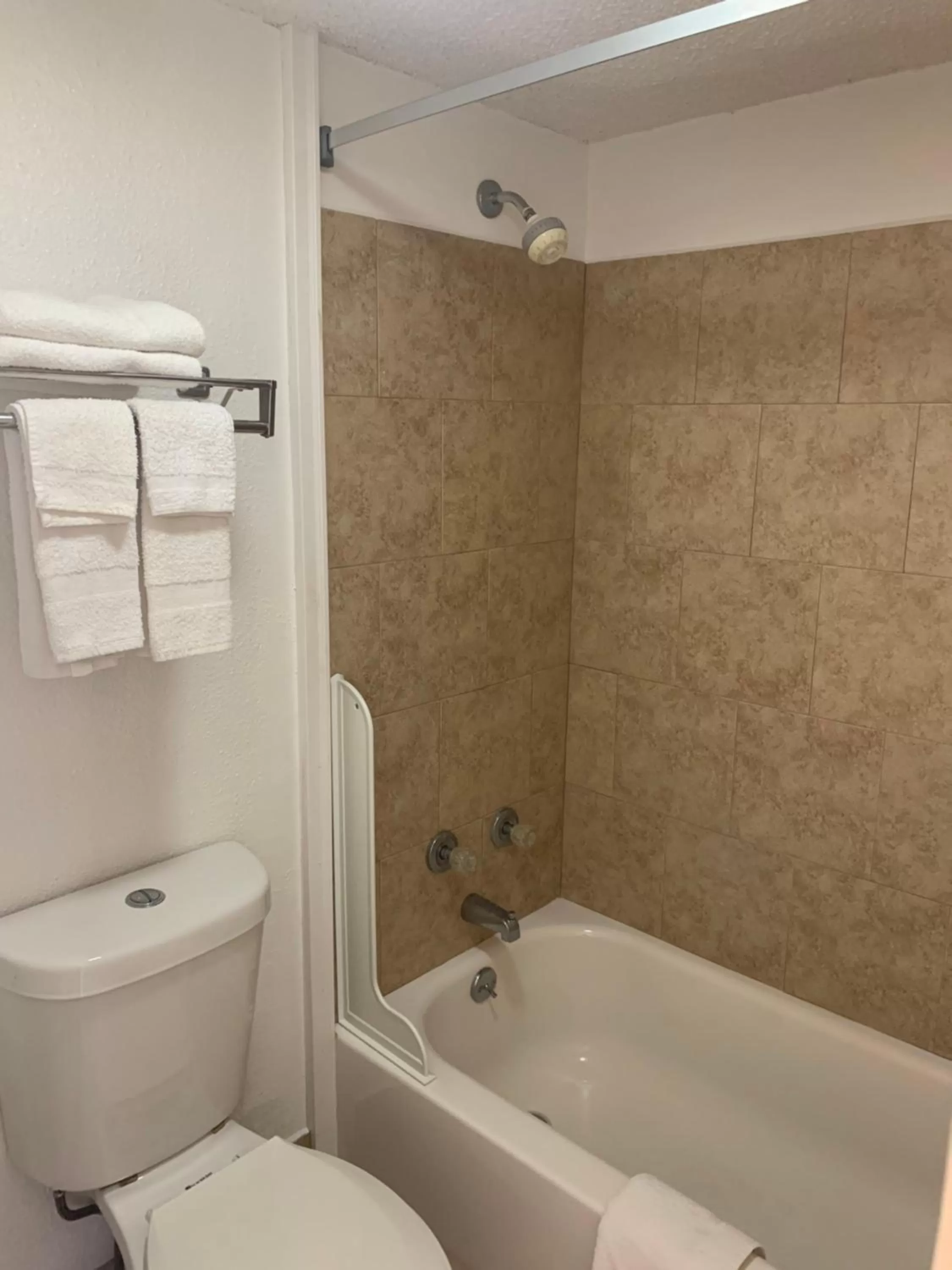 Bathroom in Baton Rouge West Inn