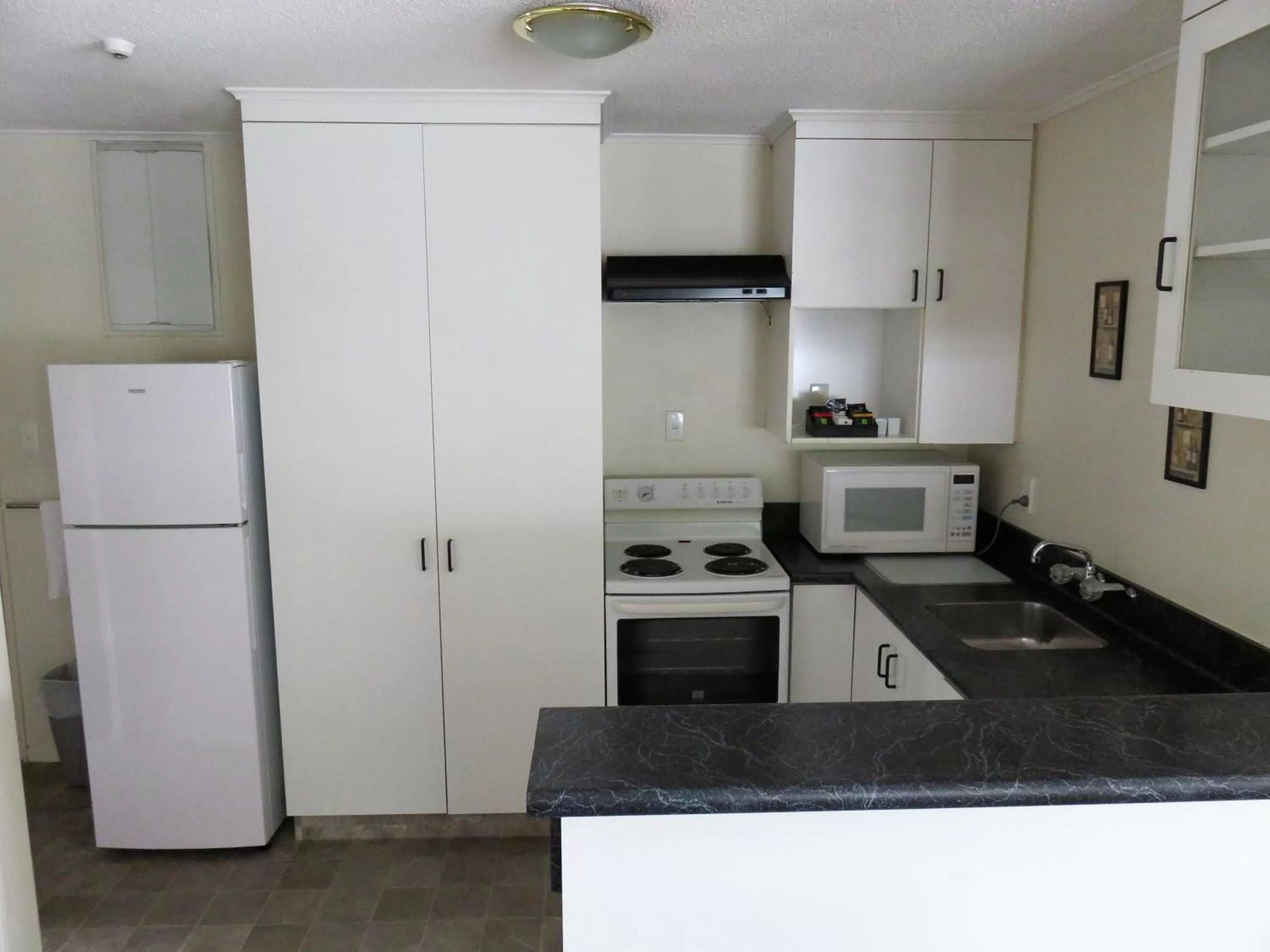 Kitchen or kitchenette in Admirals Motor Lodge