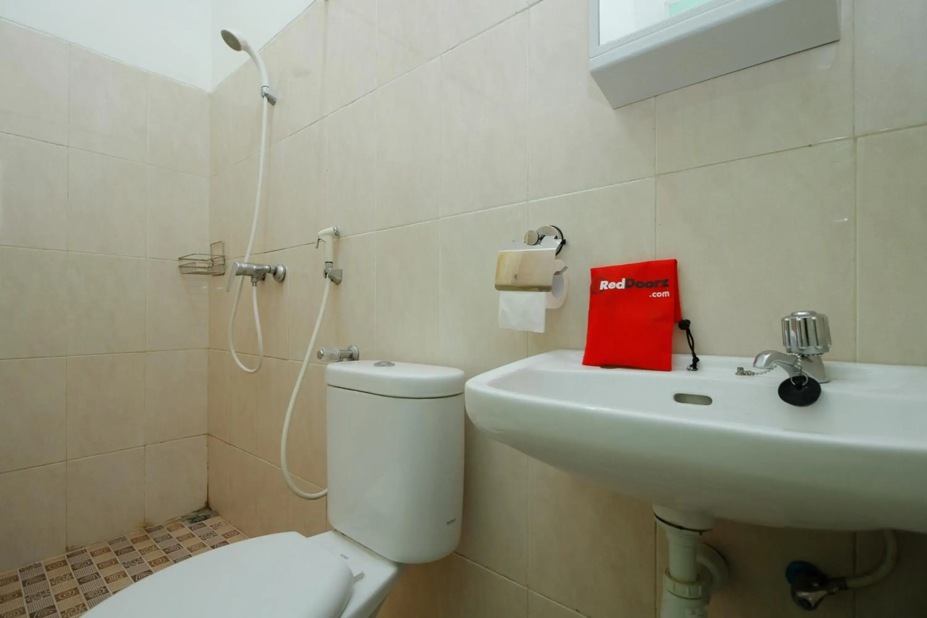Bathroom in RedDoorz Plus near Plaza Indonesia