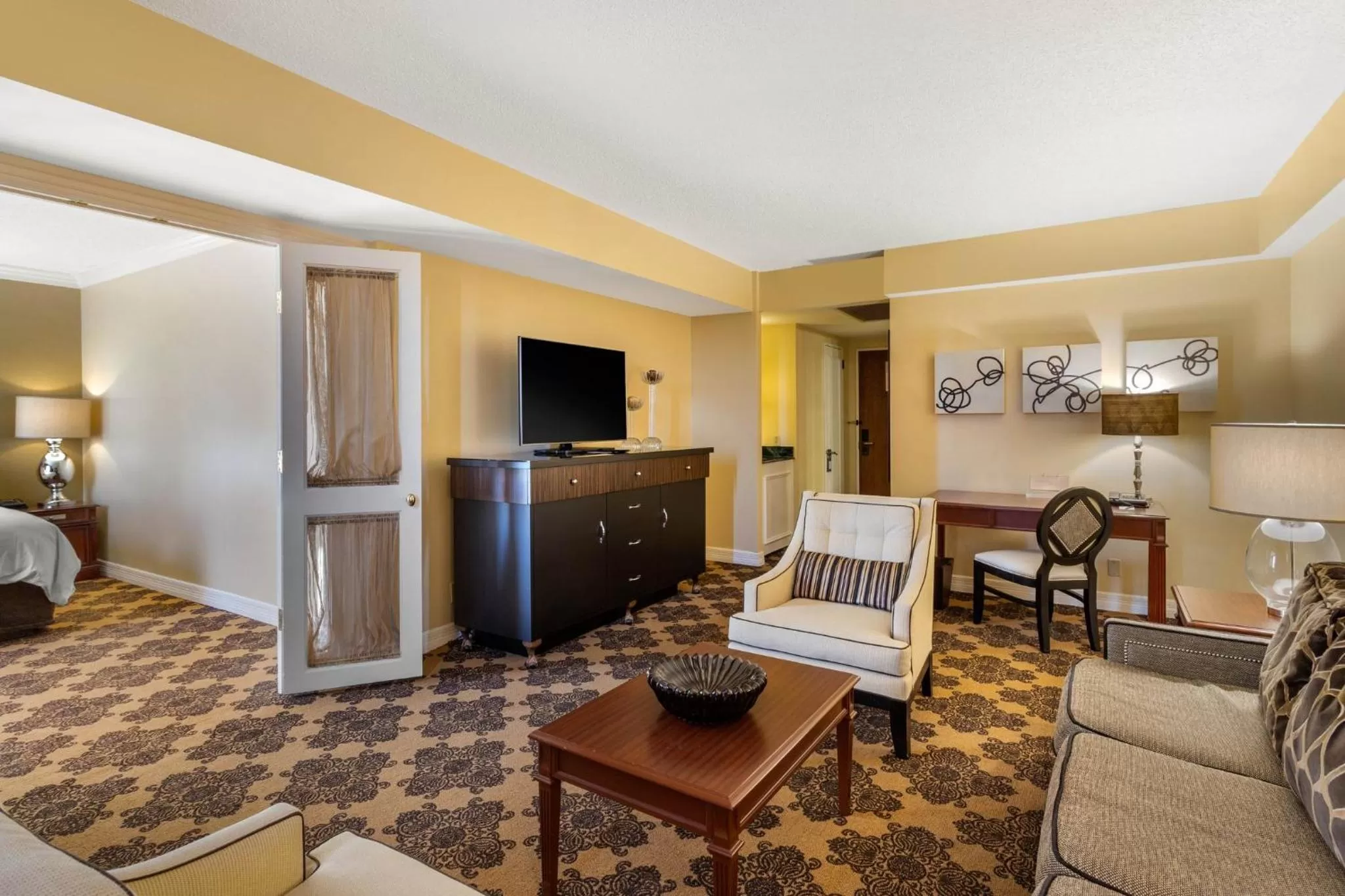 Living room in Omni Houston Hotel