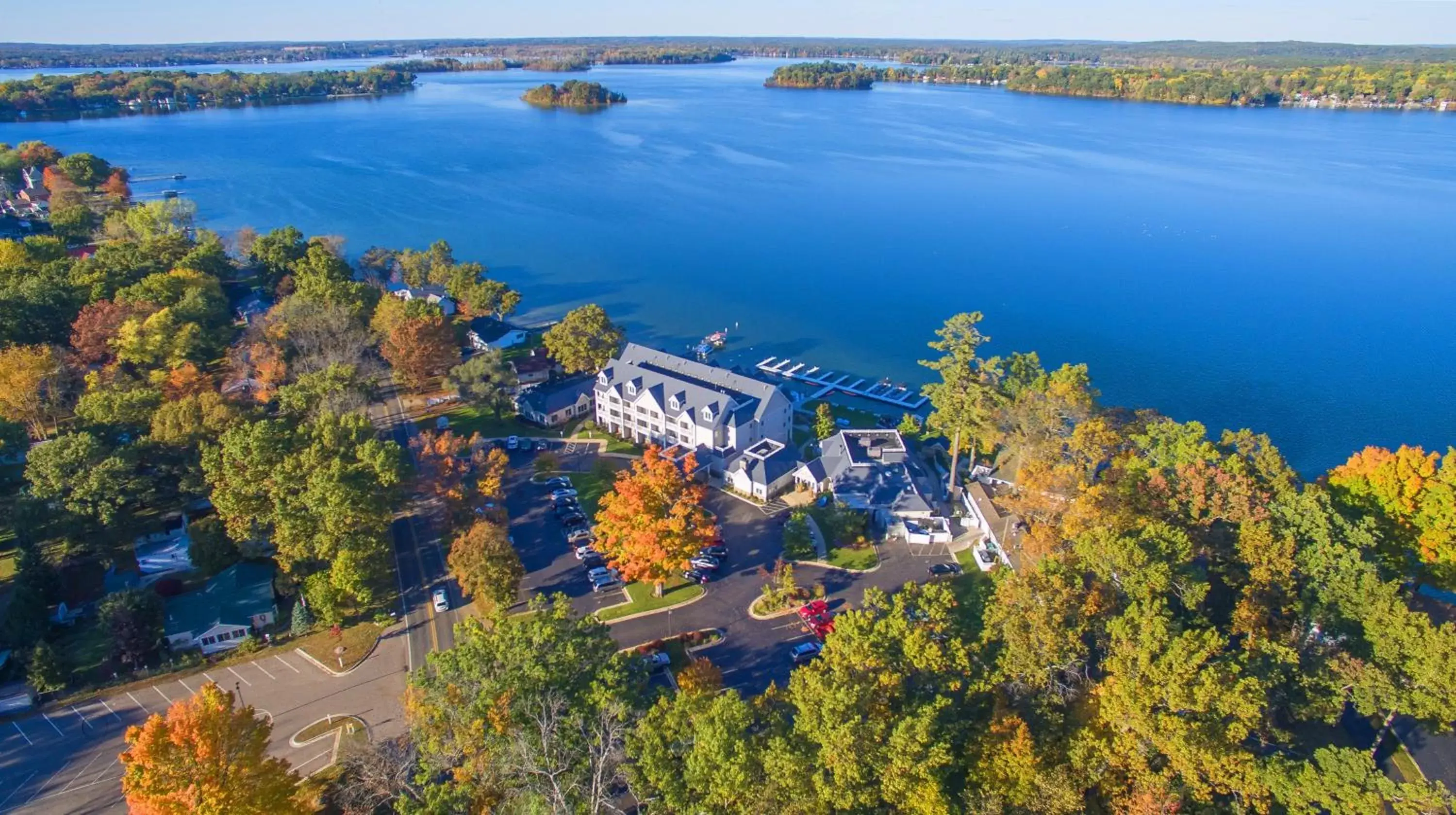 Property building, Bird's-eye View in Bay Pointe Inn