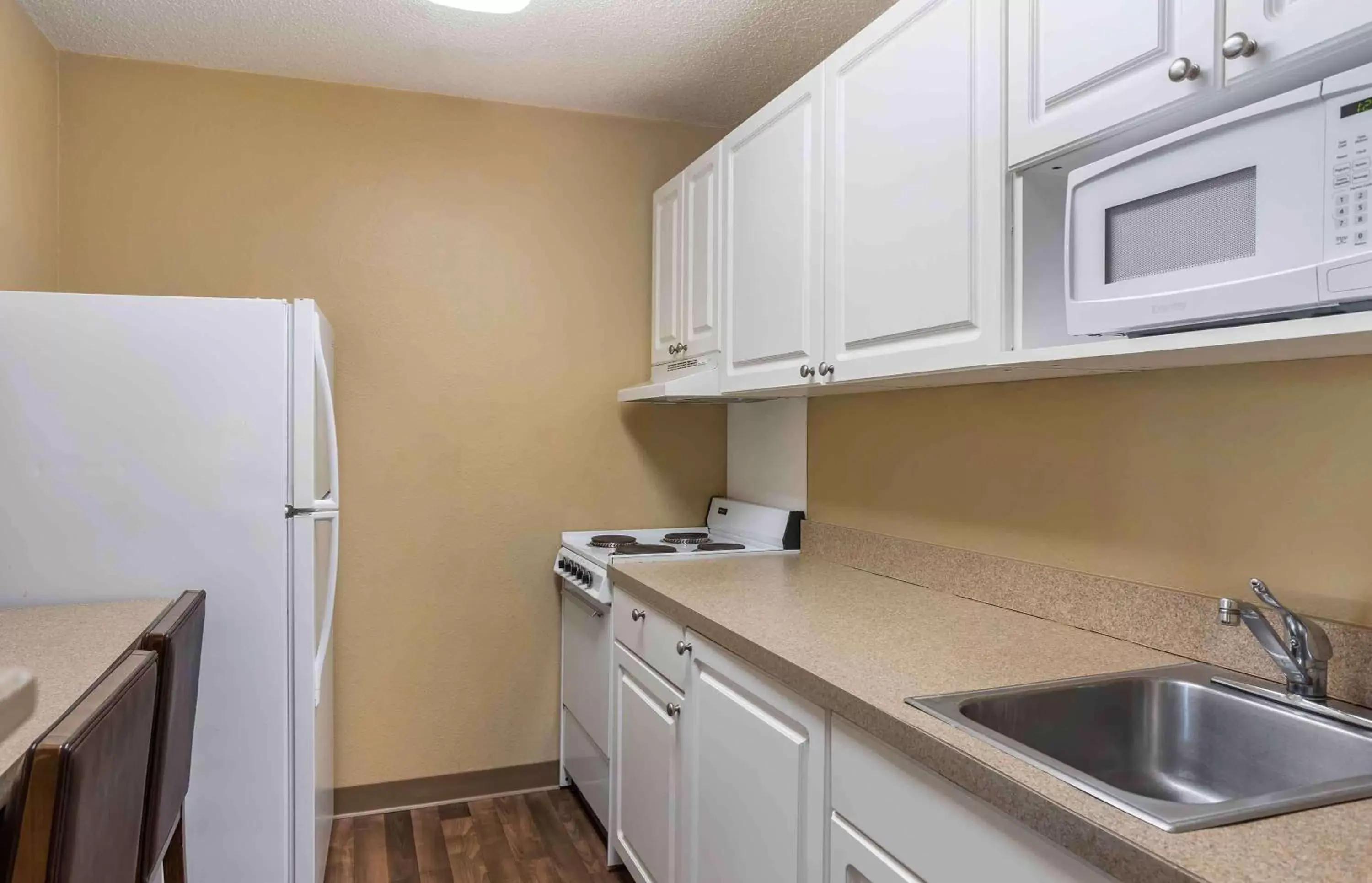 Bedroom, Kitchen/Kitchenette in Extended Stay America Suites - Philadelphia - Mt Laurel - Pacilli Place