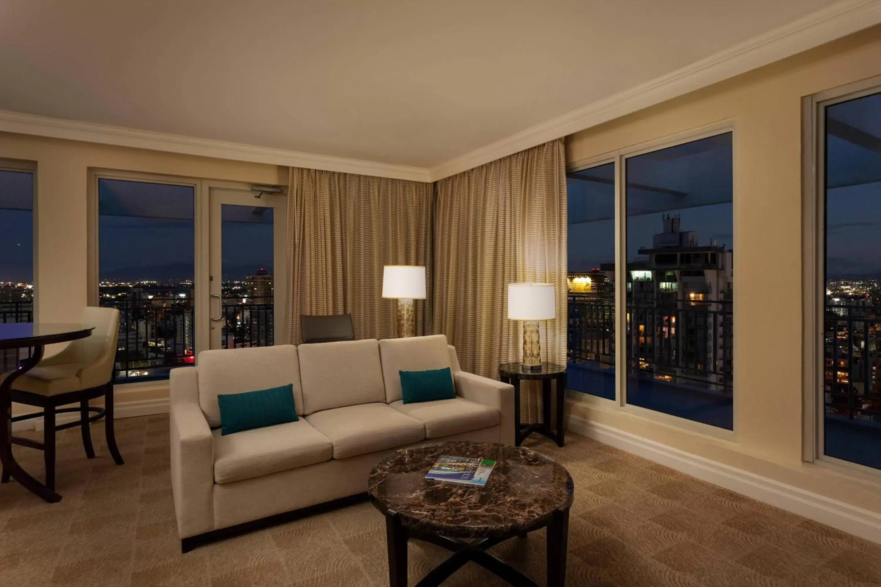 Bedroom, Seating Area in San Juan Marriott Resort and Stellaris Casino