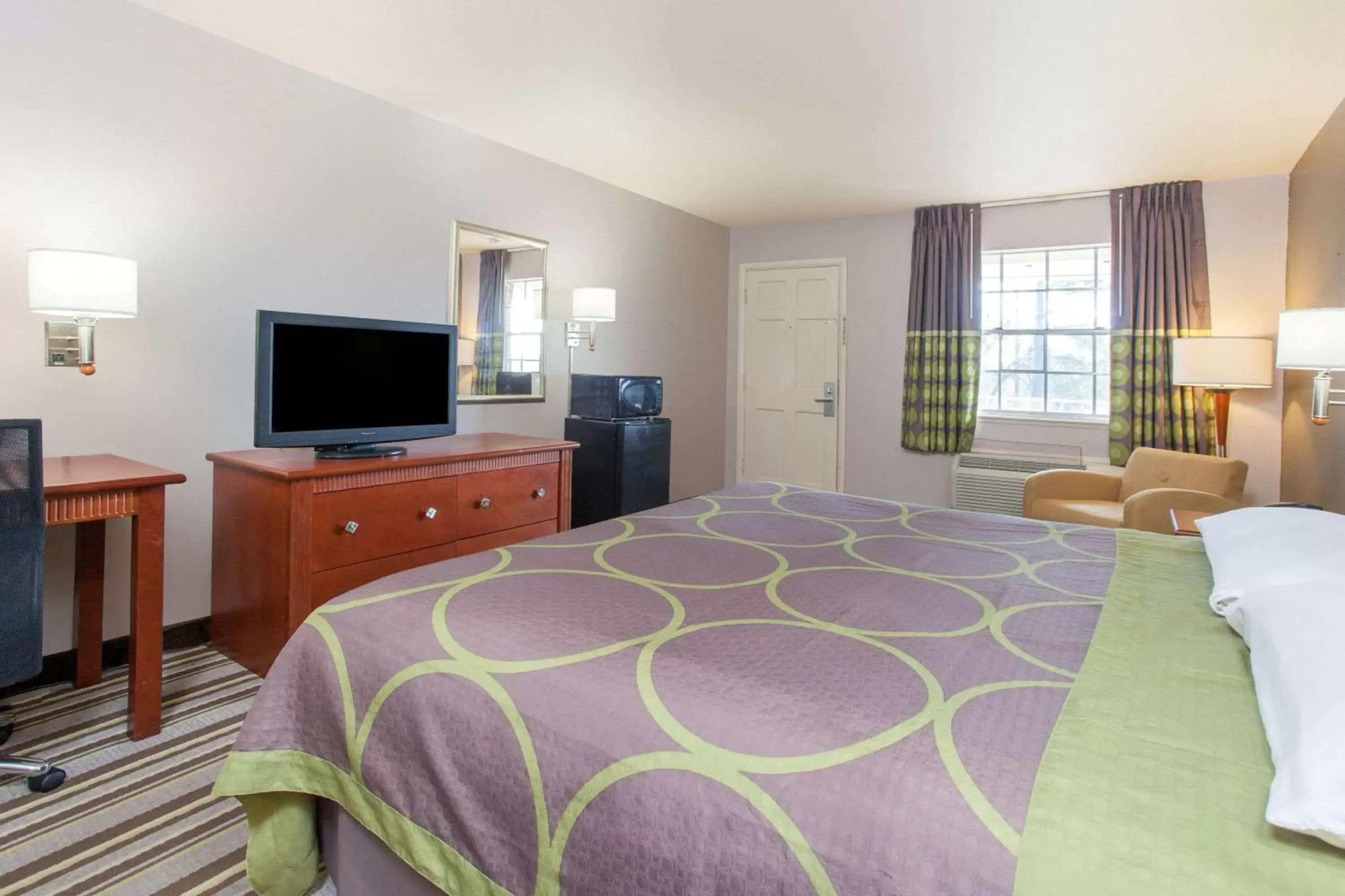 Photo of the whole room, Bed in Super 8 by Wyndham West Monroe