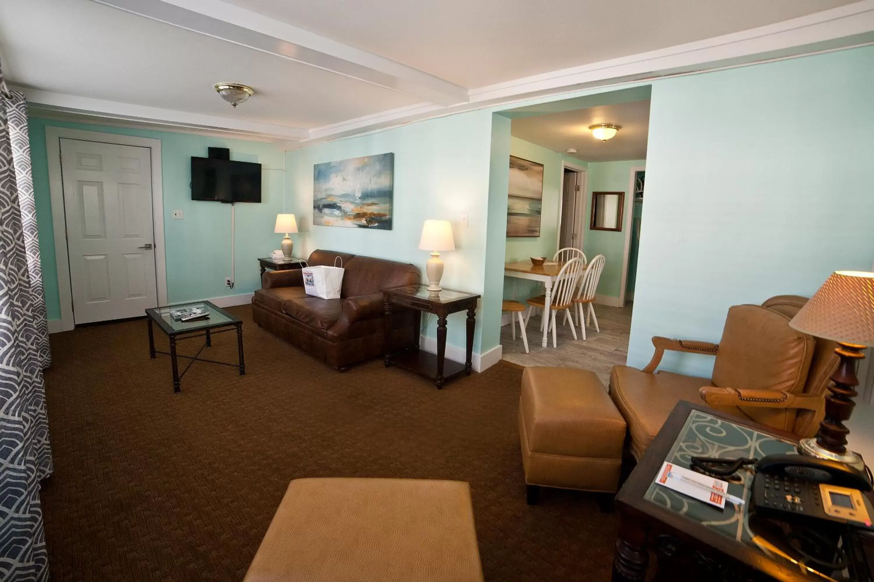 Seating Area in Georgianne Inn & Suites check in 212 Bulter Ave