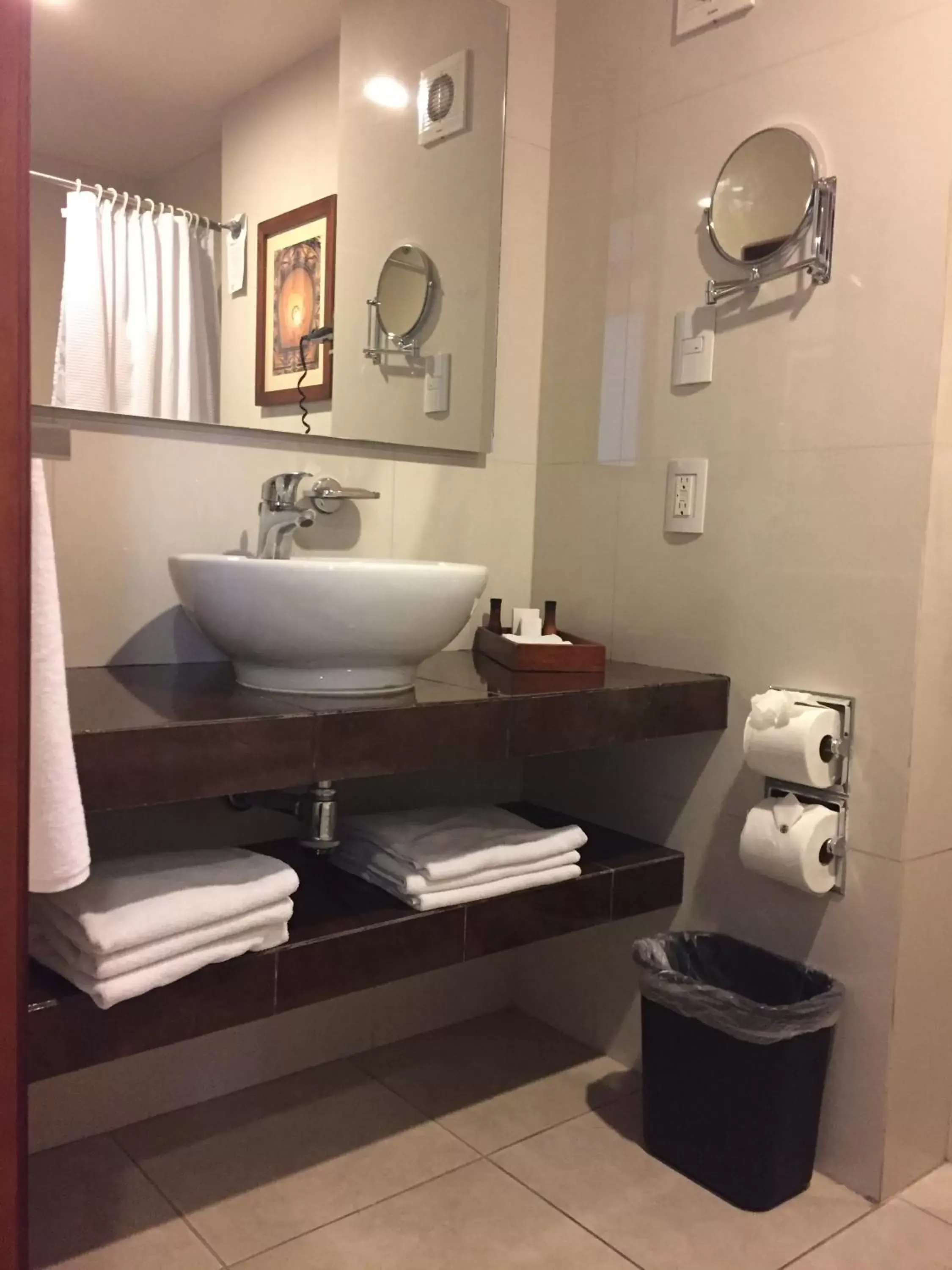 Property building, Bathroom in Hotel Fortin Plaza