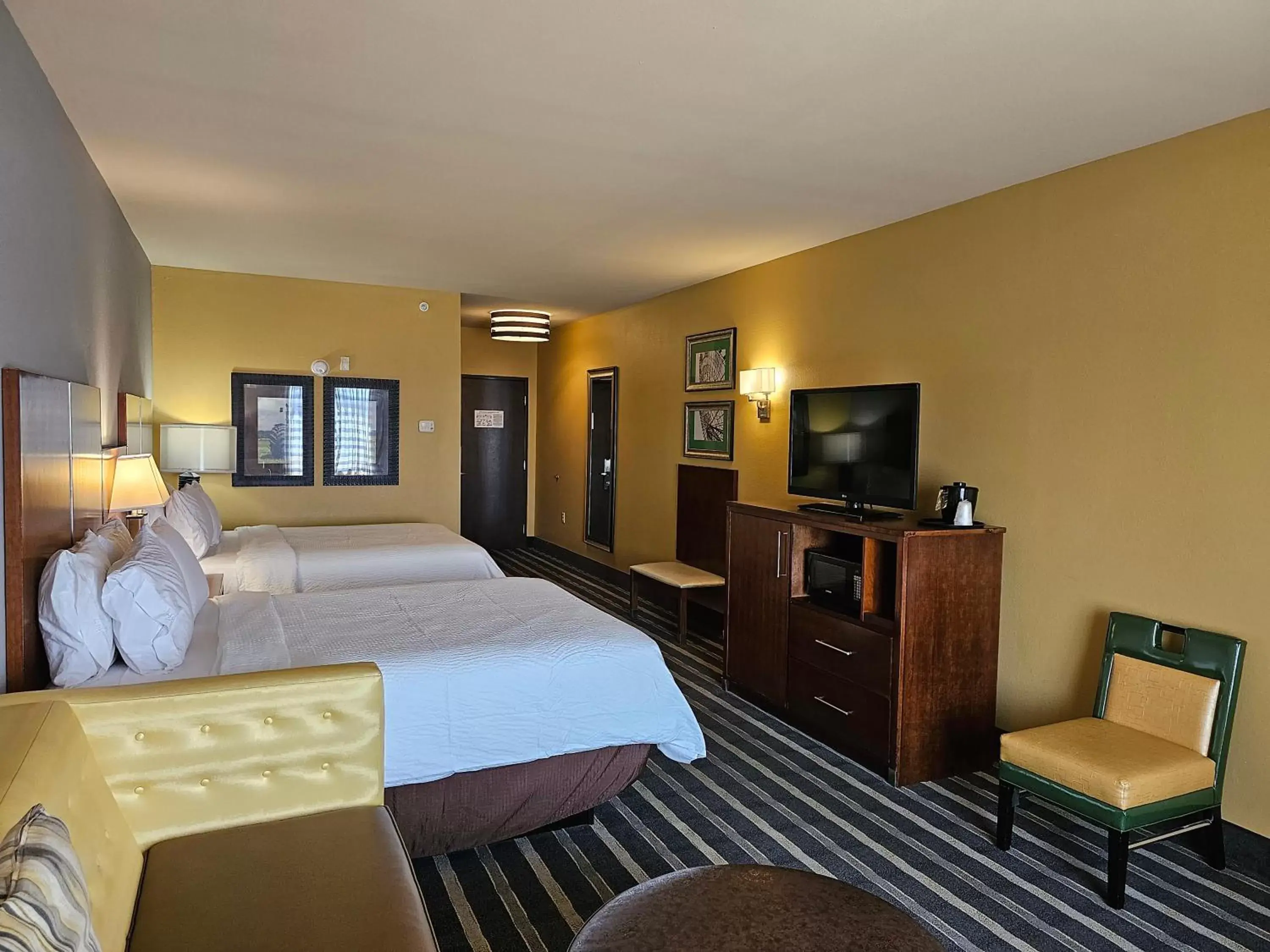 Bedroom, TV/Entertainment Center in Holiday Inn Express & Suites Perry-National Fairground Area, an IHG Hotel