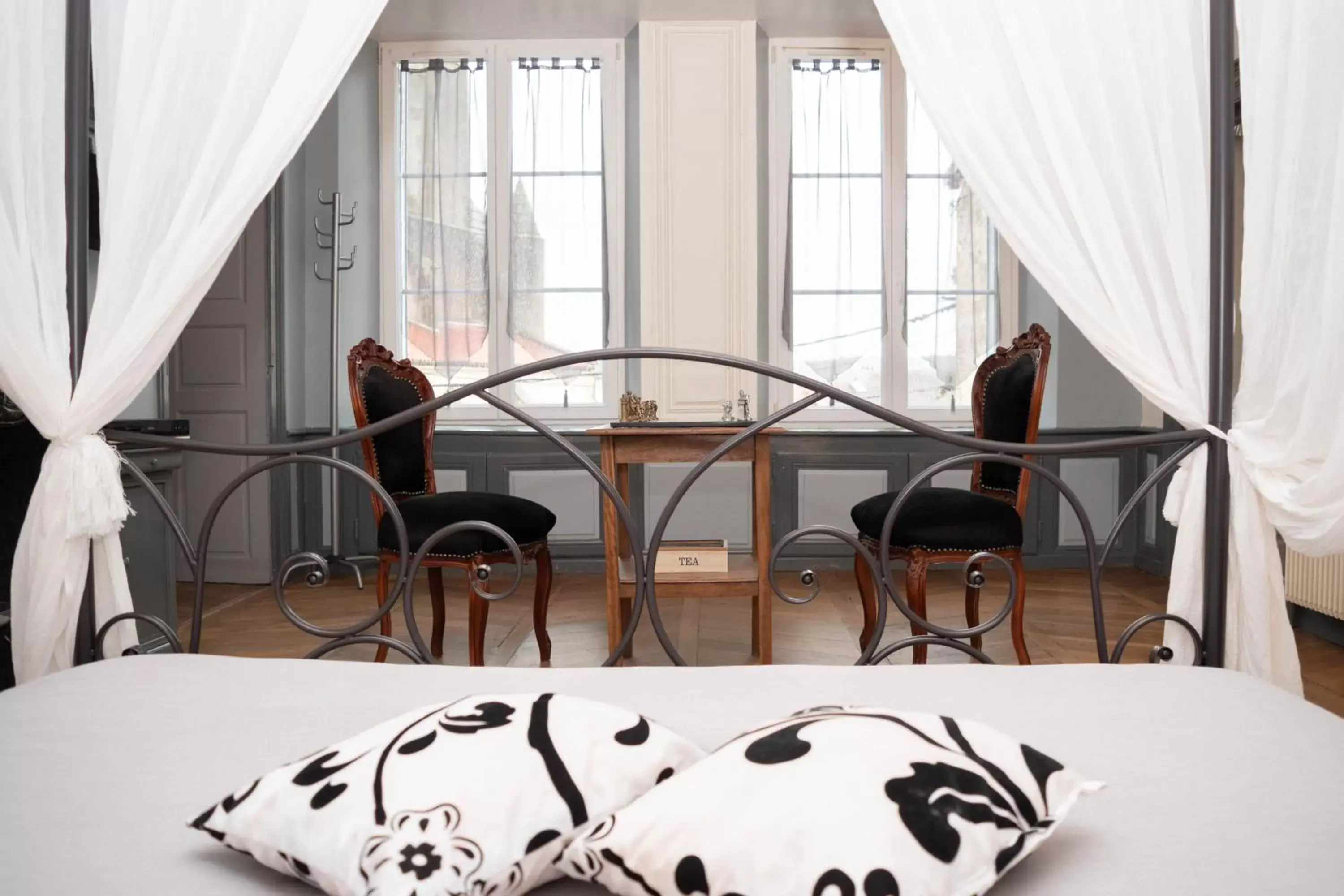 Bedroom, Seating Area in La Fée Maison