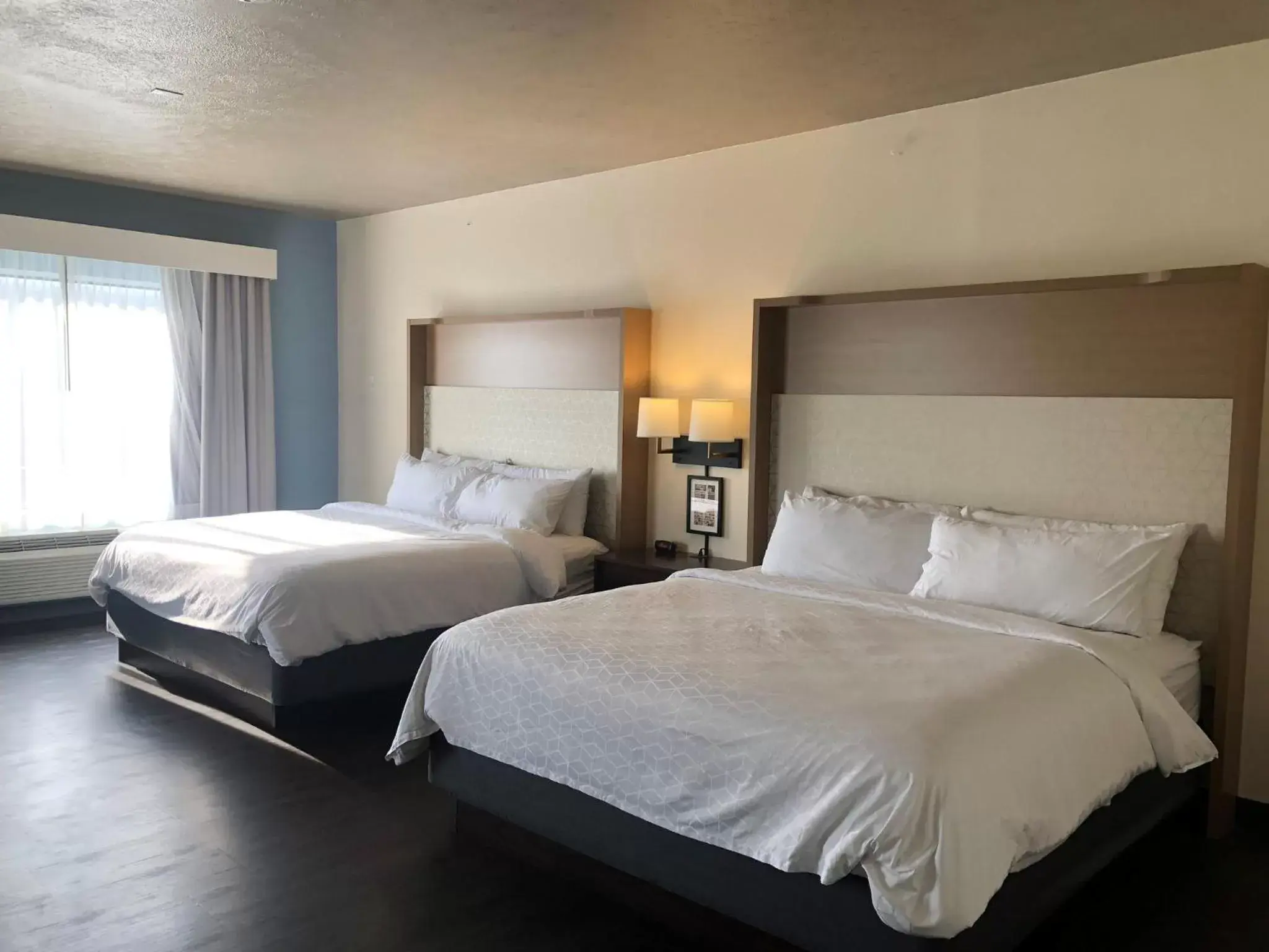 Photo of the whole room, Bed in Holiday Inn Omaha Downtown - Waterpark, an IHG Hotel